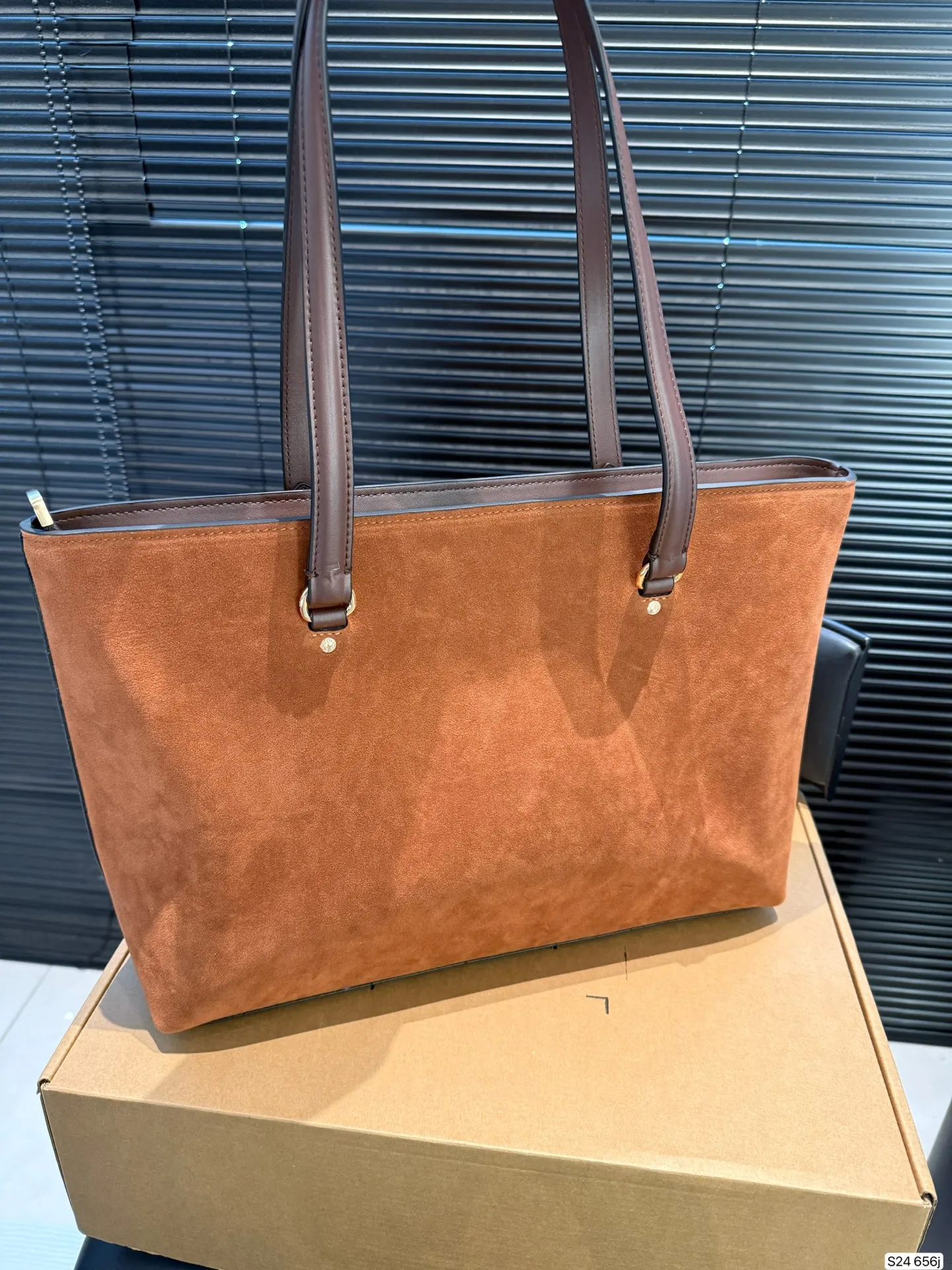 P170 配飞机盒 COACH蔻驰︳秋冬季节的Station 托特包 经典标志老花C Logo STATION 托特包 内置拉链袋／手机袋／多功能袋 顶部拉链开合，织物衬里 尺寸36 27 货号656