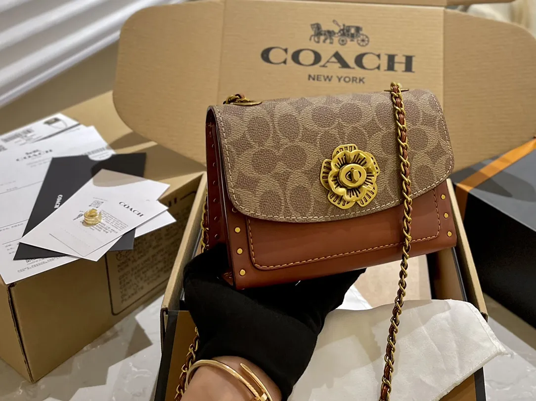 原单牛皮🐆p180 折叠礼盒 官网飞机箱 保养卡 全套包装 Coach Parker18 是现代和经典的完美碰撞，翻盖上山茶花的造型，既高 雅又特别，多个隔层非常实用，拼色设计，复古时髦，柔软舒适，质感一流 优雅不浮夸，精致也不挑年龄 Parker18小号温柔少女配色 属于耐看型的首选系列。简直了！ 又相当百搭，简直不要太美。18cm