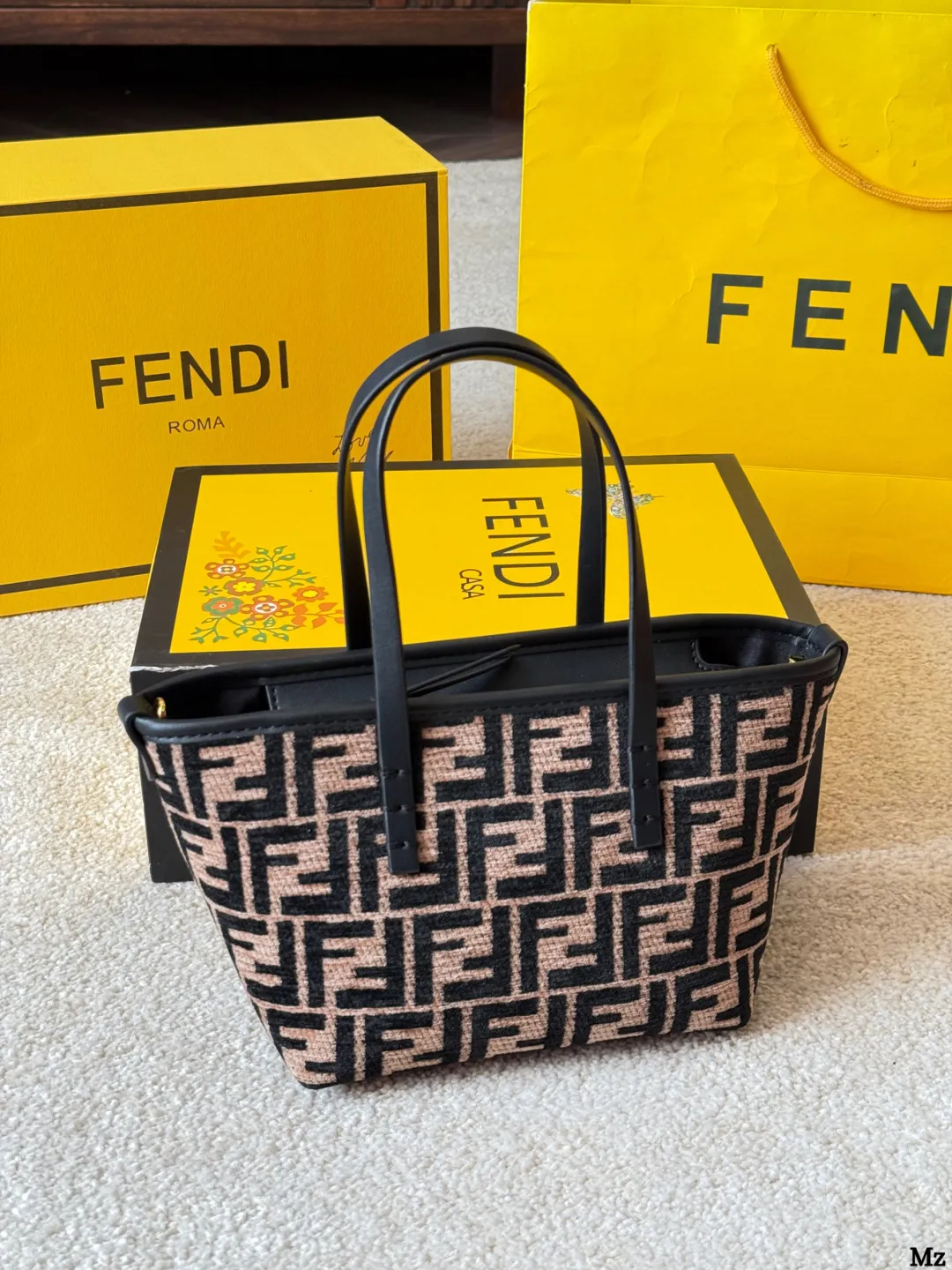 牛皮版本 p155 Fendi 老花Roll 迷你菜篮子 新款的老花 Roll迷你菜篮子，深咖色小牛皮配老花宇母 带点复古感的时尚，自带的小牛皮长肩带可以自由拆 卸，能斜挎也能手拎，容量也是杠杠的，可爱俏皮又实 用！ 尺寸：18 13cm