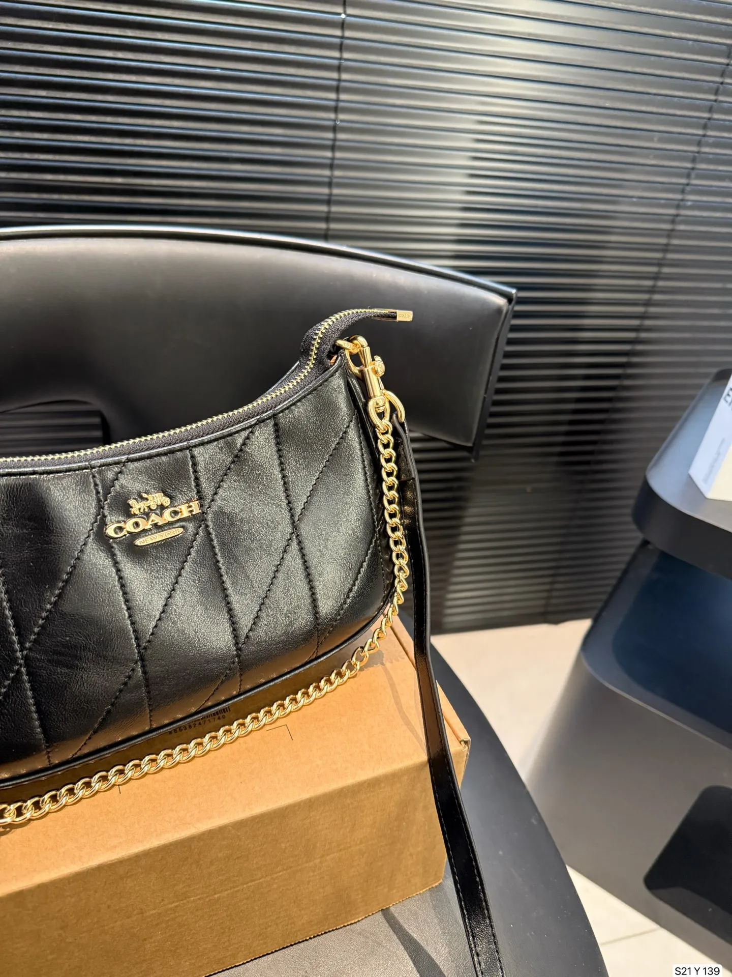 P155 配盒子 COACH/蔻驰腋下包 单肩包斜挎包手提包购物袋 容量非常可,很实用的一款尺寸24 13 货号Y139