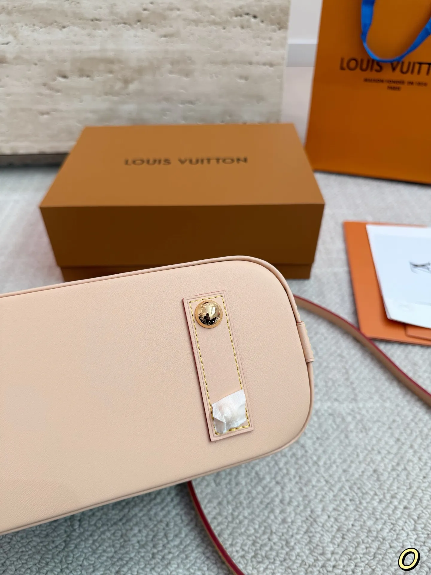 P165 变码芯片 Lv 路易威登 ｜alma bb印花牛皮贝壳包 原版高品质 包包这款Retiro 手袋以标志性的老花面料制成 经典永恒。优雅低调的外形设计和宽敞的包身更加入了实用性。使用说明：-变色牛皮饰边，闪亮的纯钢金色五金配件- 可调节肩带，配有树糕皮的肩垫，拉链闭合。- 超细纤维内衬 尺寸 24 18cm