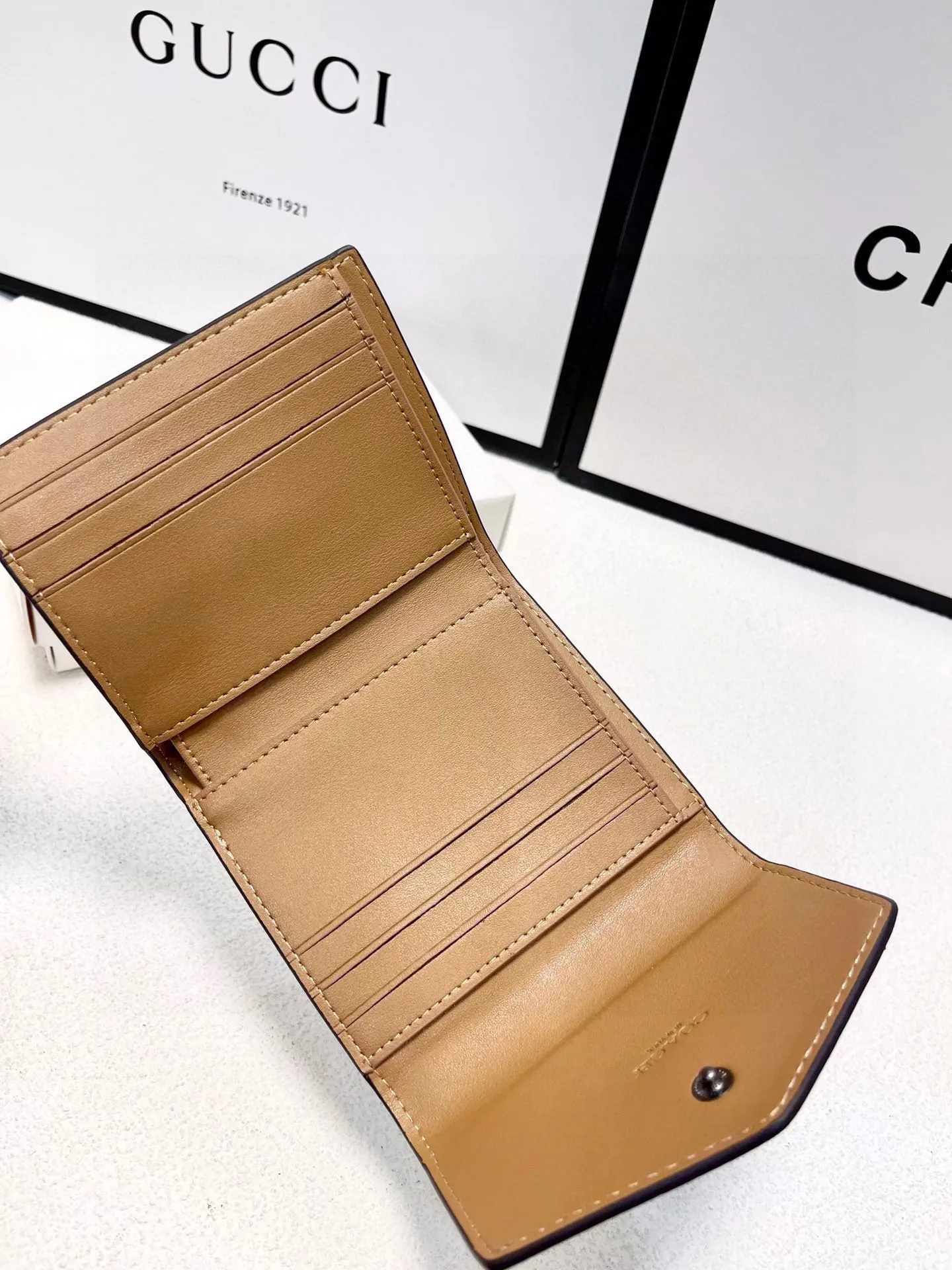 P105🎀🎀颜色 印花🎀尺寸 11x10🎀蔻驰专柜爆款👍原版牛皮三折短款钱包🔥精美设计手感一流美妞必备实物超级美🆕❤️