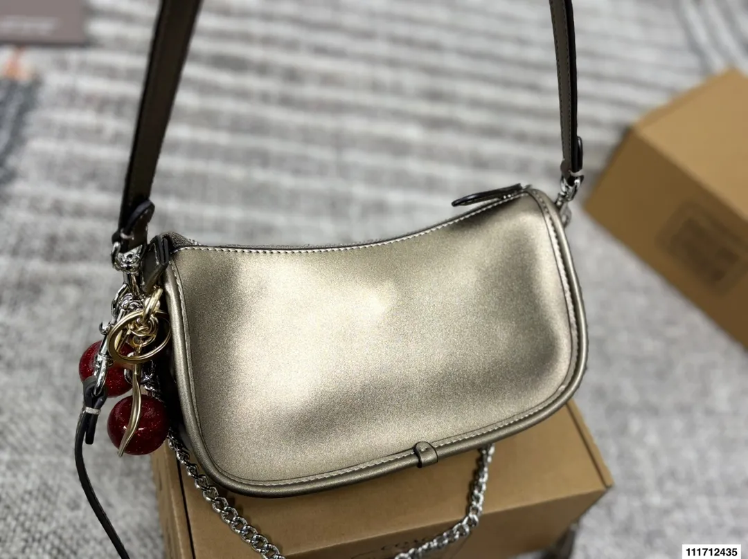 P165 配盒子COACH|蔻驰新品waverly bag24 蔻驰八月这款Waverly手袋适于日常使用的简约设计, 灵感源自品牌故乡纽约的随性精致格调。 采用具有精美纹理和柔软质感的天然粒面皮革制作,配有一个方便的搭扣袋以及一个可存放手机、钱包等随身物品的开放式内袋。 全面百搭的顶部手柄设计提供了三条可替换肩带,可通过皮革肩带或优雅链带实现斜挎和肩背哟。 尺寸23 12