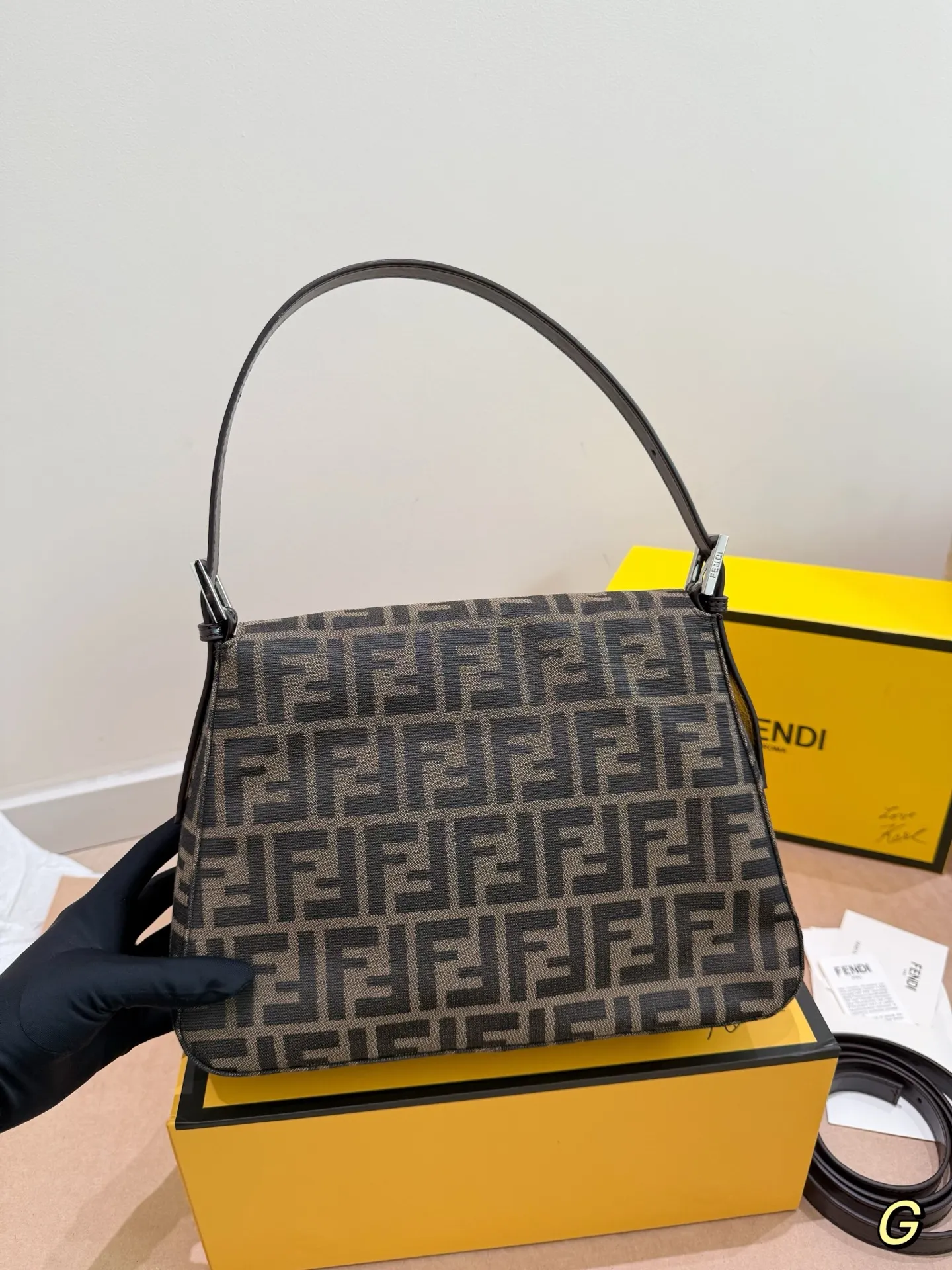P175 原单 Fendi芬迪大法棍 实在太好看啦 手提斜挎都好看 配折叠礼盒🎁尺寸15.18