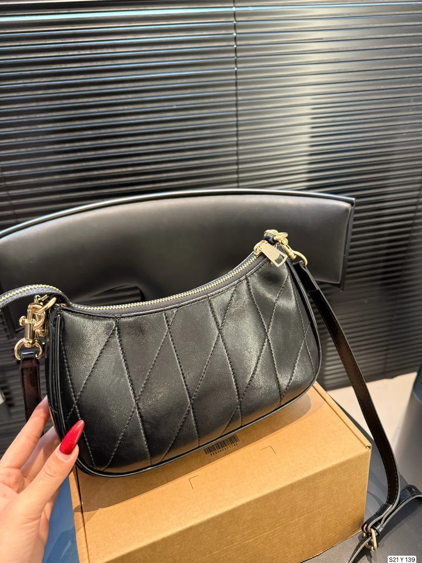 P155 配盒子 COACH/蔻驰腋下包 单肩包斜挎包手提包购物袋 容量非常可,很实用的一款尺寸24 13 货号Y139