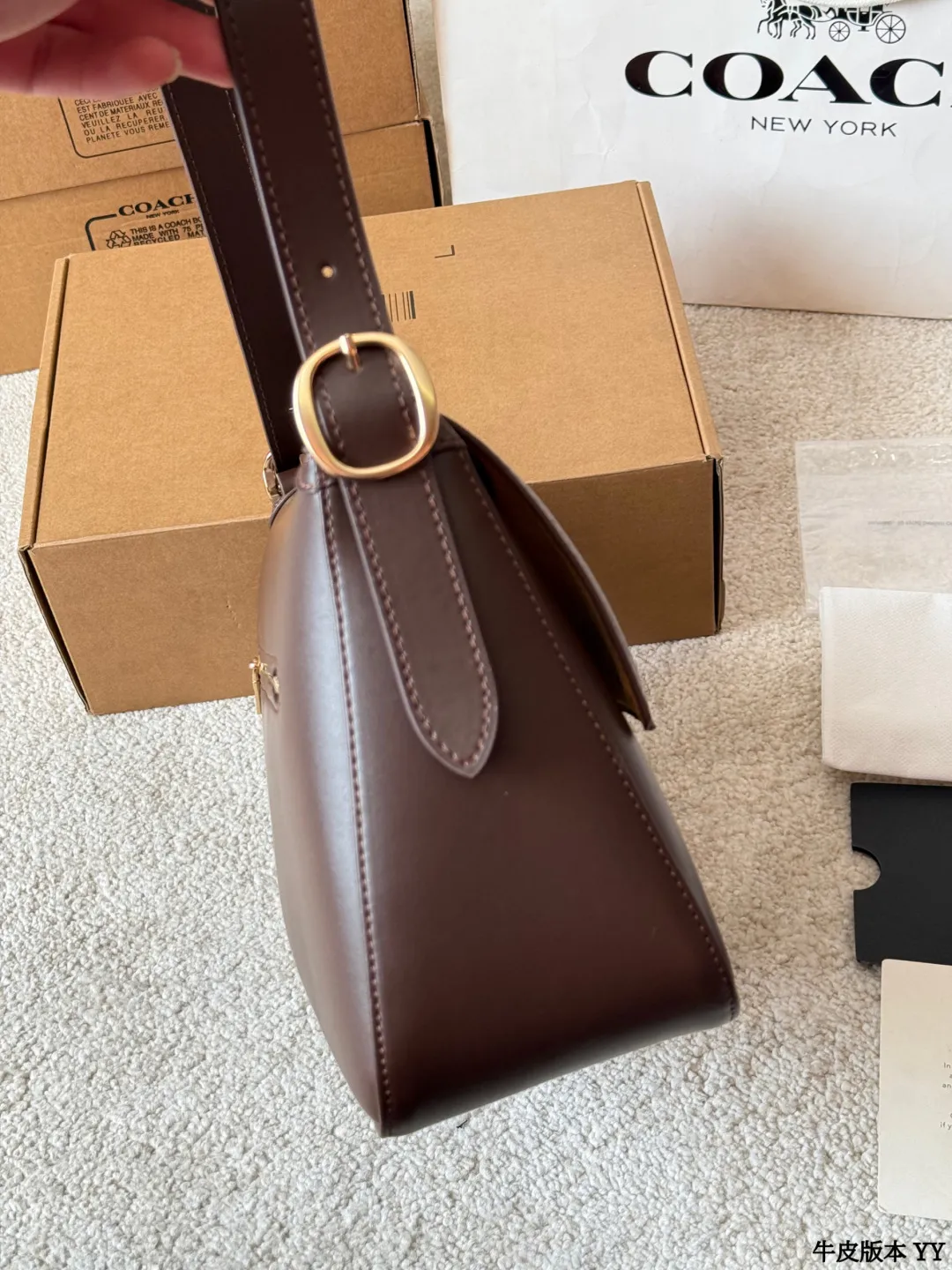 牛皮版本 p195 蔻驰 Etta 系列翻盖包 COACH Etta系列大号翻盖包，采用光滑牛皮革，栗子可可棕色超有秋冬氛围感！正面C字旋锁扣+金色五金，简约又精致&lsquo;。肩带可调节，单肩or斜挎都OK，通勤、约会都能轻松驾驭~ 尺寸 28 20cm