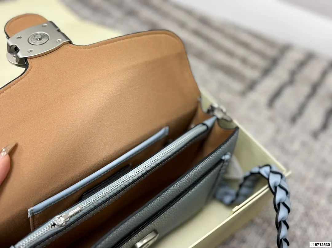 P170 蔻驰COACH Tabby编织酒神包 设计真的是开挂了上身效果绝美 一年四季搭配绝绝子 尺寸26×15配盒