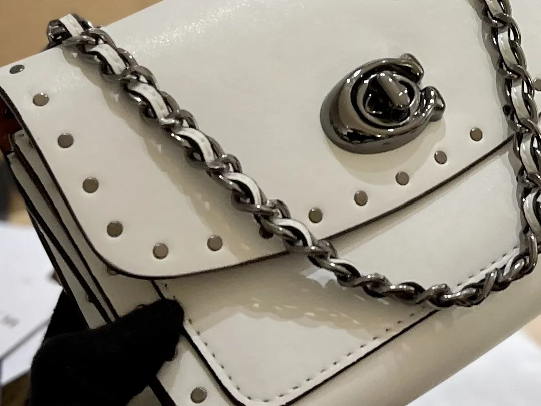 原单牛皮🐆p180 折叠礼盒 官网飞机箱 保养卡 全套包装 Coach Parker18 是现代和经典的完美碰撞,翻盖上山茶花的造型,既高 雅又特别,多个隔层非常实用,拼色设计,复古时髦,柔软舒适,质感一流 优雅不浮夸,精致也不挑年龄 Parker18小号温柔少女配色 属于耐看型的首选系列。简直了! 又相当百搭,简直不要太美。18cm