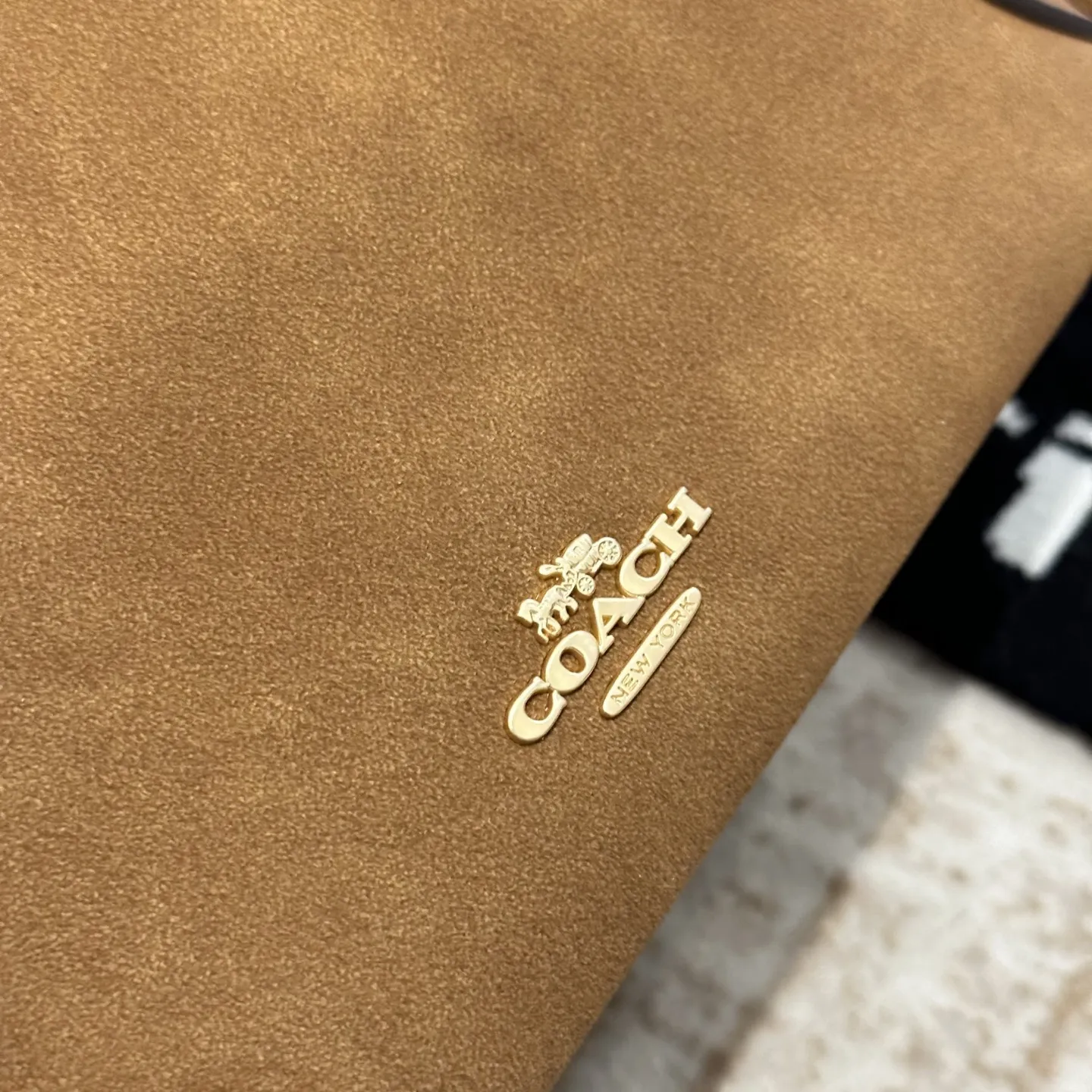 p160 全套包装 尺寸 28cm COACH新款NHadley美哭啦 COACH十月新款Hadley crossbody 可调节拼接肩带设计可腋下可斜挎 麂皮材质氛围感一整个电 真的不要太美