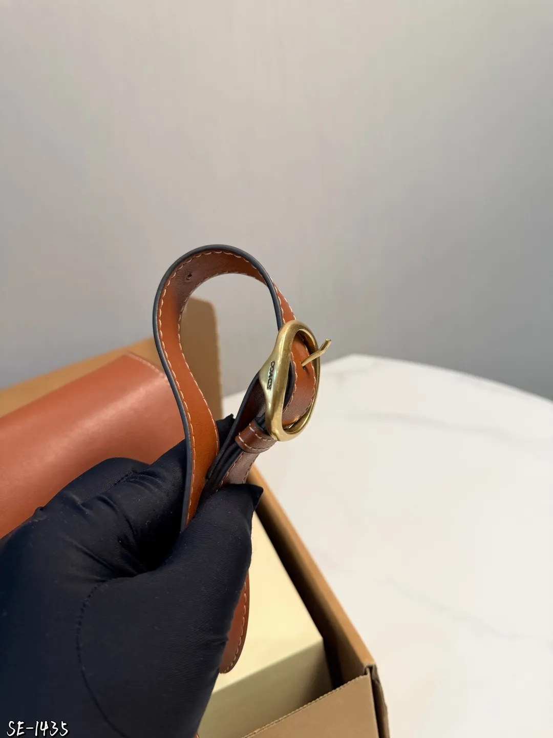 ❤️p195❤️ Coach Tabby 26酒神包 Coach Tabby 26酒神包，选用柔软颗粒牛皮，手感细腻耐用，焦糖棕色搭配复古金属C扣，简约又大气艹。26x15x7.5cm26x15x7.5cm，内部夹层+拉链小袋，收纳超方便！肩带可调节，腋下、单肩、斜挎都OK，通勤约会都能轻松驾驭~焦糖棕色百搭耐看，秋冬穿搭必备，复古优雅 气质满你可