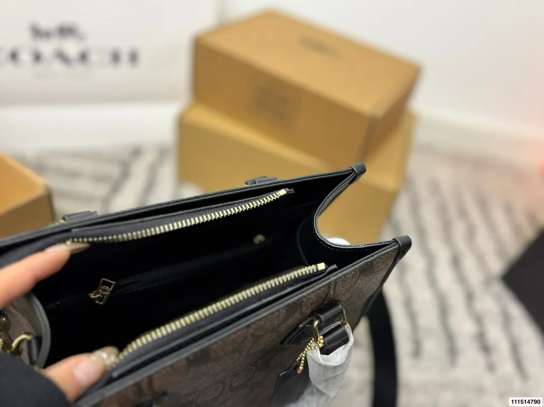 P190配飞机盒⚠️尺寸26.5*25 COACH 蔻驰 拼皮托特包 经典老花PVC帆布＋牛皮拼接，耐用易清洁又时髦。 容量超大，手机、化妆品、iad都能轻松装下！可拆卸肩带，手提、单肩、斜挎随心切换，通勤休闲都很百搭~拼色设计简约又有亮点，秋冬穿搭必备