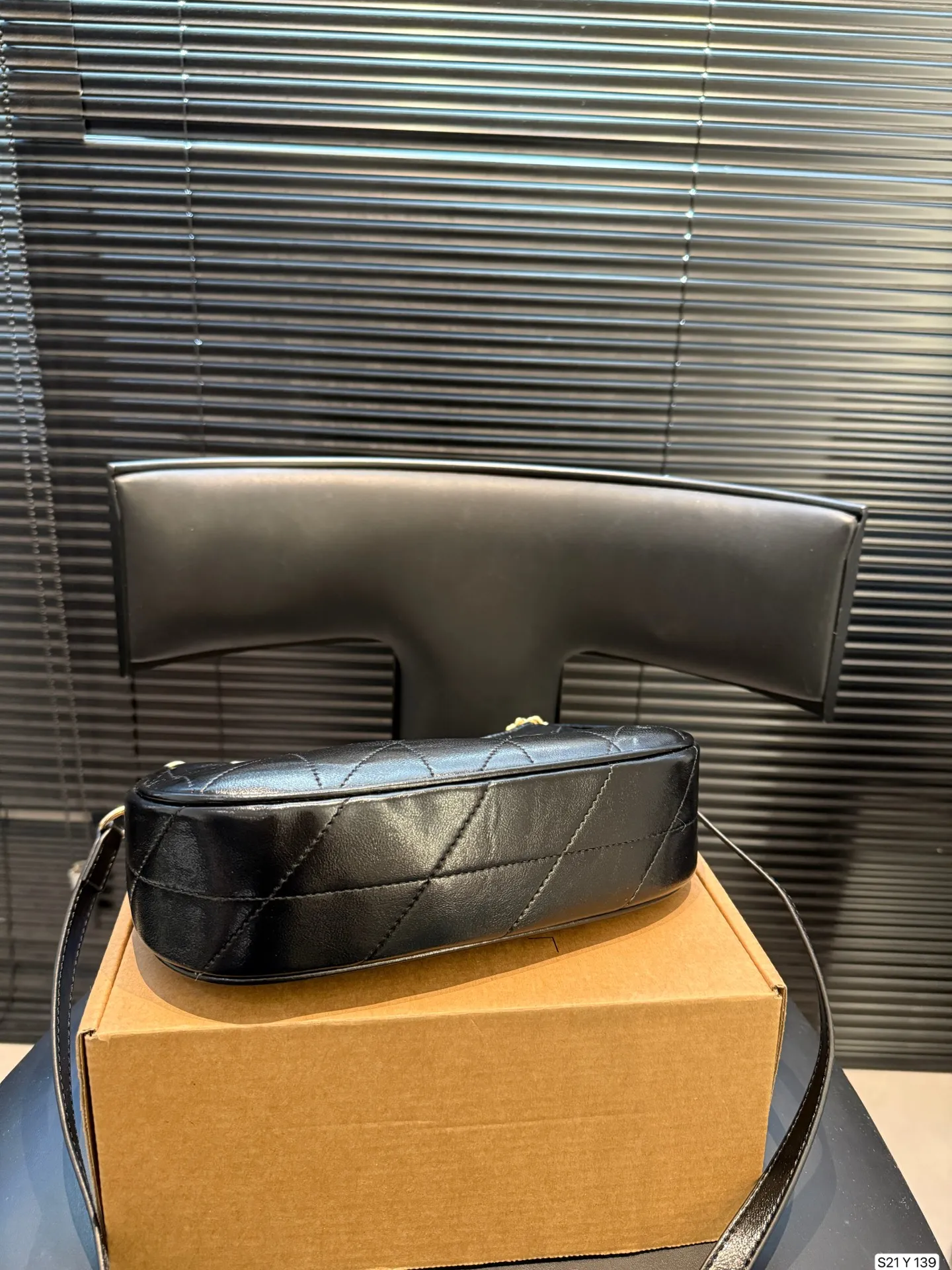 P155 配盒子 COACH/蔻驰腋下包 单肩包斜挎包手提包购物袋 容量非常可，很实用的一款尺寸24 13 货号Y139