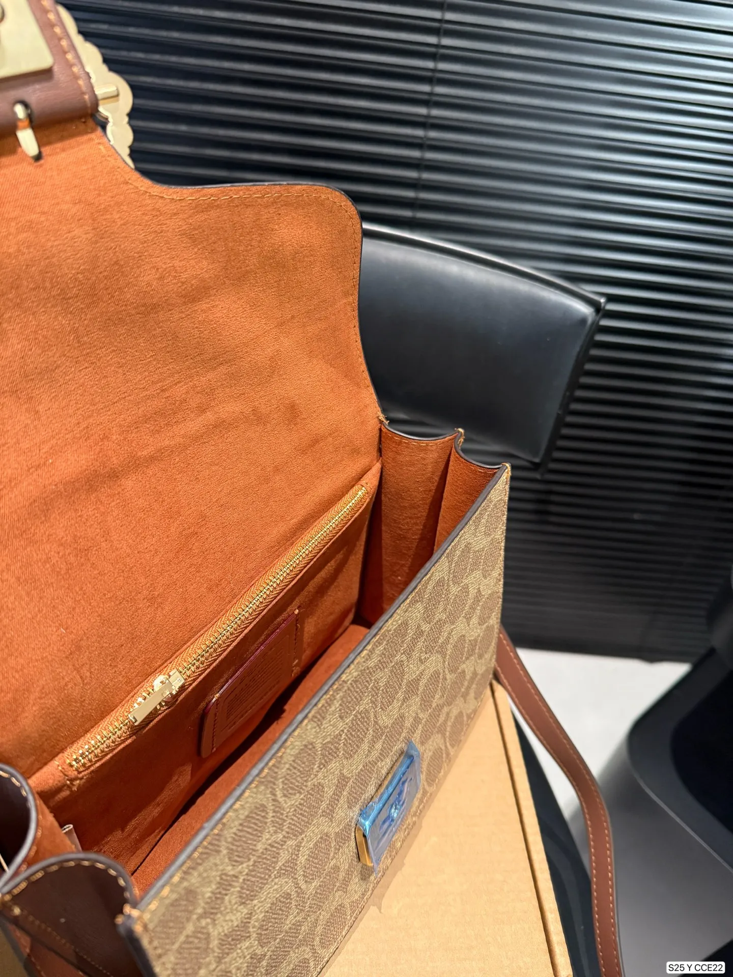 P175 配盒子coach11🈷️北美新款镶钻邮差包包来啦 刚上即断货特别火爆 这款真的对得起&ldquo;轻奢风&rdquo;的包包啊 按扣的彩钻太好看了[派对R] 尺寸21 14 货号CCE22