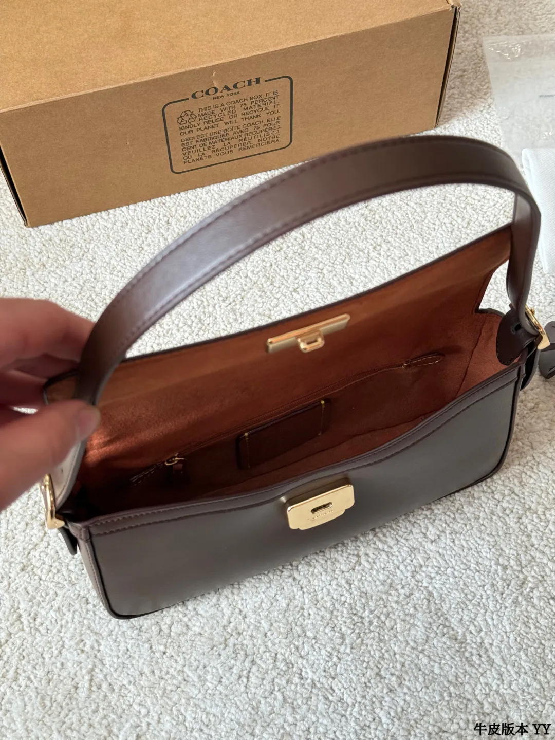 牛皮版本 p195 Coach E tta小号腋下包 tCoach Etta小号腋下包，选用全皮牛皮，栗红色调超复古，金属扣件点缀细节感满满 轻巧便携，肩带可调节，支持手提、单肩、斜挎多种背法，通勤约会都很适合！内部空间合理，手机、化妆品轻松收纳国皇。经典设计+百搭属性，秋冬大衣毛衣必备，优雅气质直接拉满 尺寸约24x14cm