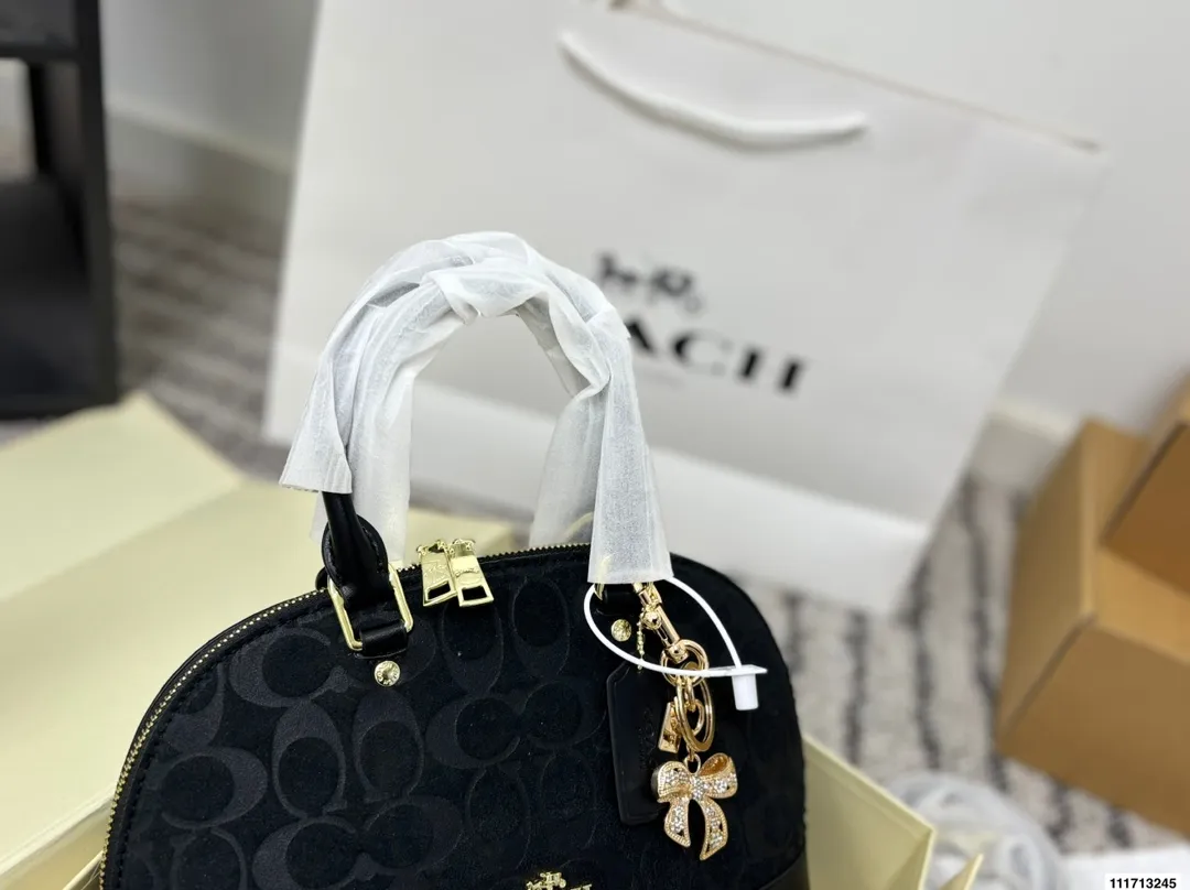 p145 配礼盒 尺寸25.20 蔻驰🌂专柜最新限量推出💫 蔻驰经典贝壳包‼️超级实用 高品质 原版五金 ‼️完美设计 版型超正💫经典的设计理念让你与众不同，回头率超高