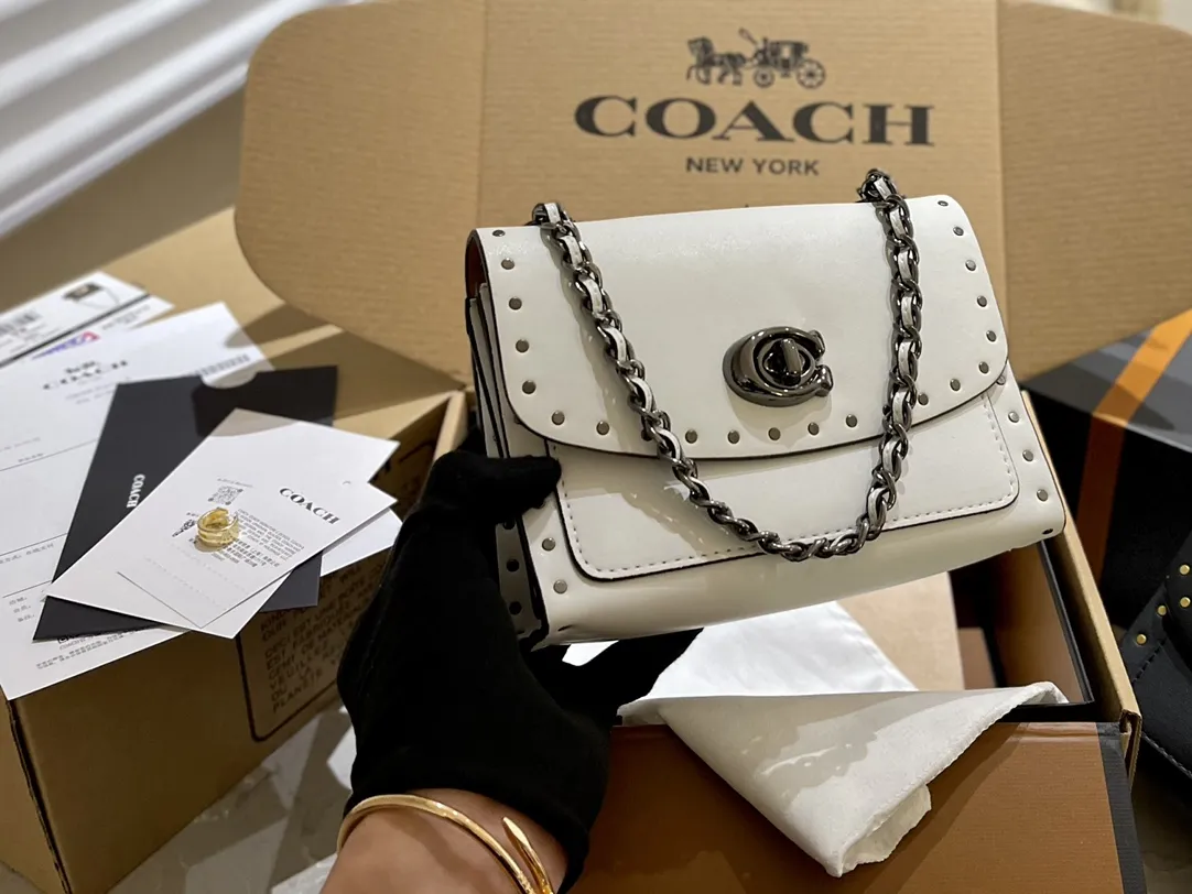 原单牛皮🐆p180 折叠礼盒 官网飞机箱 保养卡 全套包装 Coach Parker18 是现代和经典的完美碰撞，翻盖上山茶花的造型，既高 雅又特别，多个隔层非常实用，拼色设计，复古时髦，柔软舒适，质感一流 优雅不浮夸，精致也不挑年龄 Parker18小号温柔少女配色 属于耐看型的首选系列。简直了！ 又相当百搭，简直不要太美。18cm