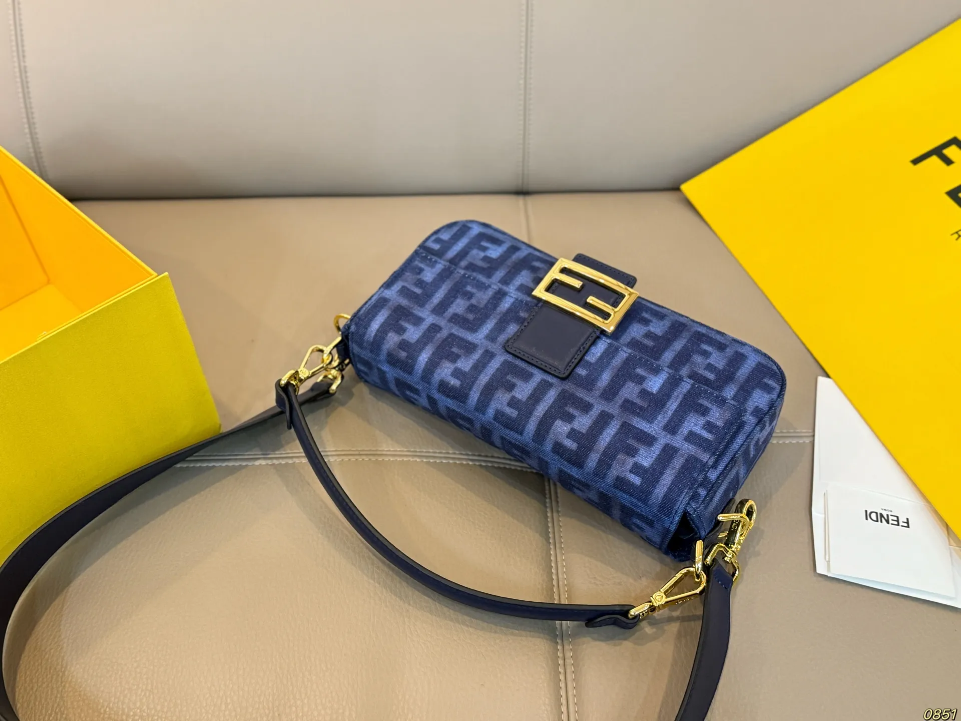 &yen;160/&yen;155 芬迪FENDI 法棍包 拿到手里才能感觉到它的魅力 经典百搭优雅大气 这份质感 小仙女们值得拥有 尺寸26 15/20 11