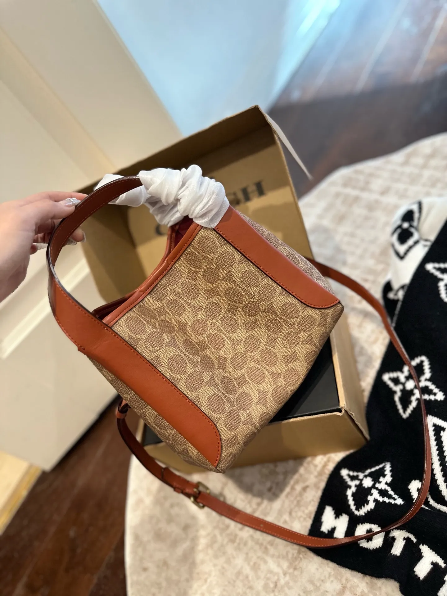 p185 礼盒包装 COACH新款NHadley美哭啦 COACH本月新款Hadley crossbody 可调节拼接肩带设计可腋下可斜挎 麂皮材质氛围感一整个电 真的不要太美 尺寸 23×25