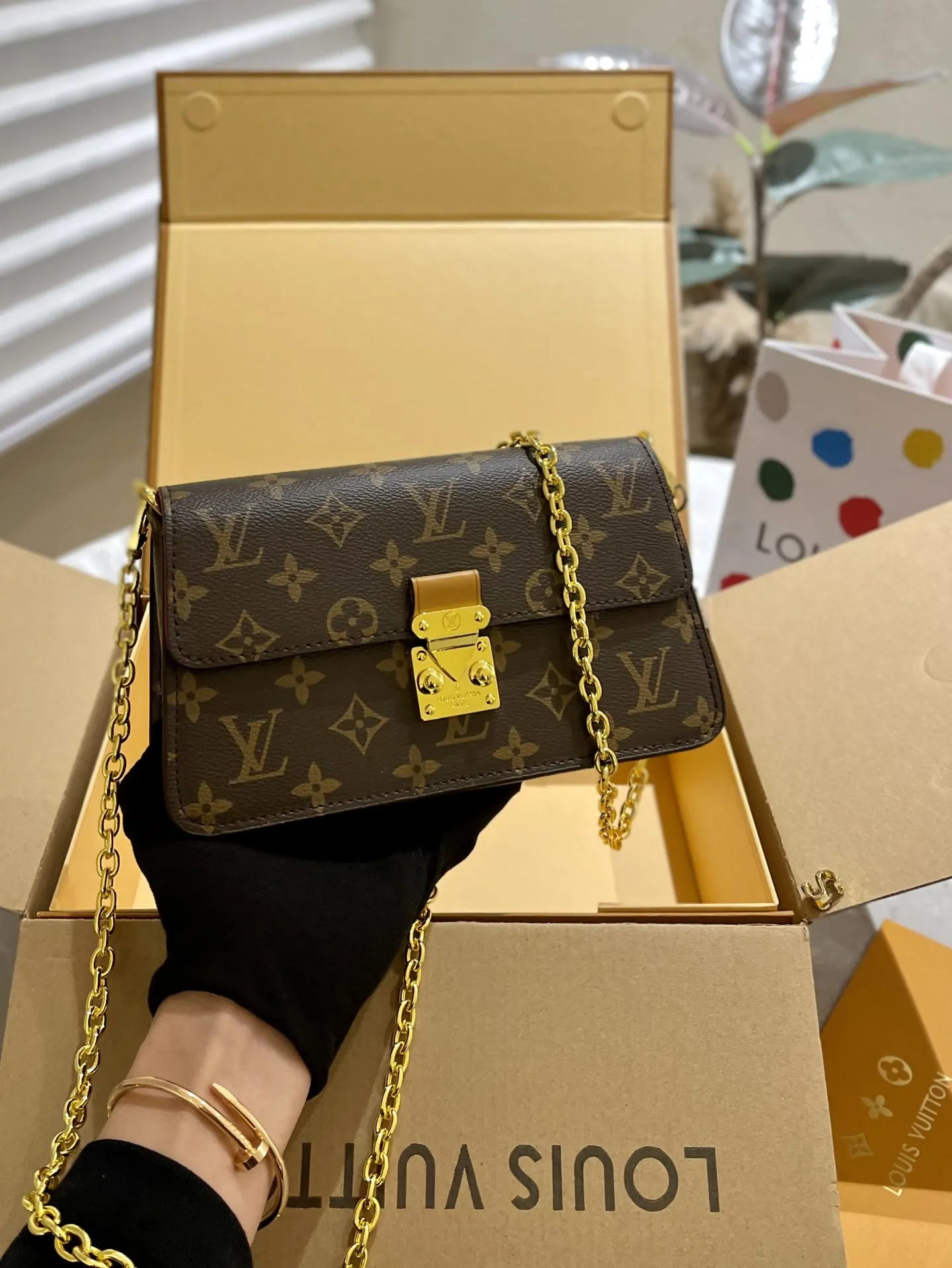 🐆p135 折叠礼盒 Lv Wallet On Chain Metis 梅蒂斯钱包链上是由颗粒蒙太尼皮革， 这是压花路易威登的签名单图图案。这个时尚的包有， 个梯形的形状和一 - 个前辦是固定S锁扣，参照众议院的 历史干线。它的特点是一个可移动的链交叉体磨损。 22x15x5.5cm