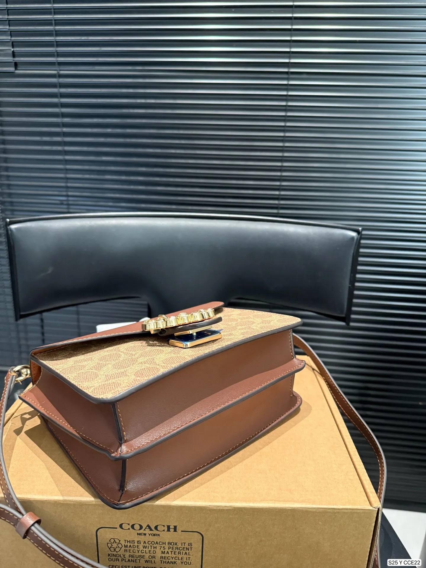 P175 配盒子coach11🈷️北美新款镶钻邮差包包来啦 刚上即断货特别火爆 这款真的对得起&ldquo;轻奢风&rdquo;的包包啊 按扣的彩钻太好看了[派对R] 尺寸21 14 货号CCE22