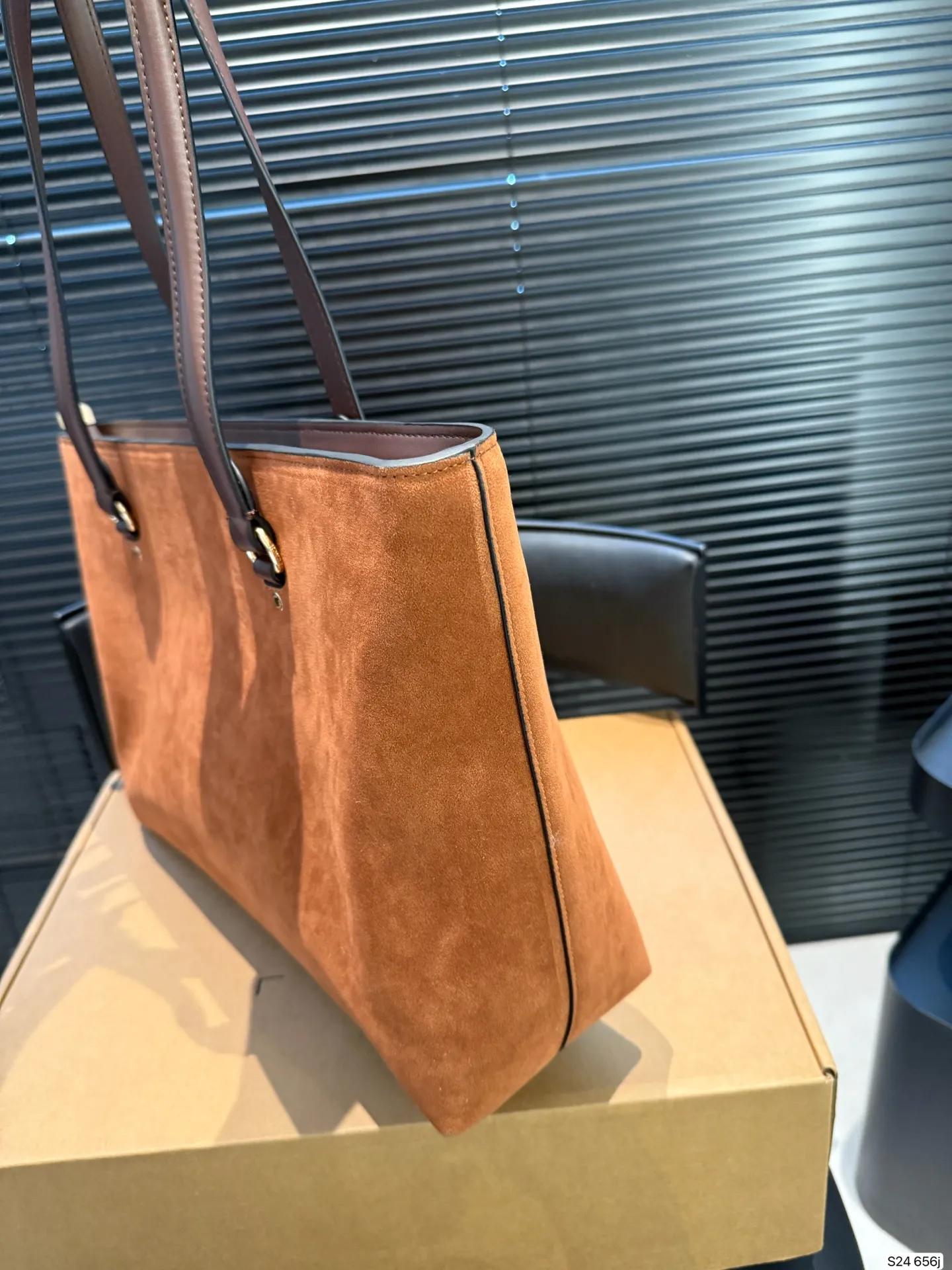 P170 配飞机盒 COACH蔻驰︳秋冬季节的Station 托特包 经典标志老花C Logo STATION 托特包 内置拉链袋／手机袋／多功能袋 顶部拉链开合，织物衬里 尺寸36 27 货号656