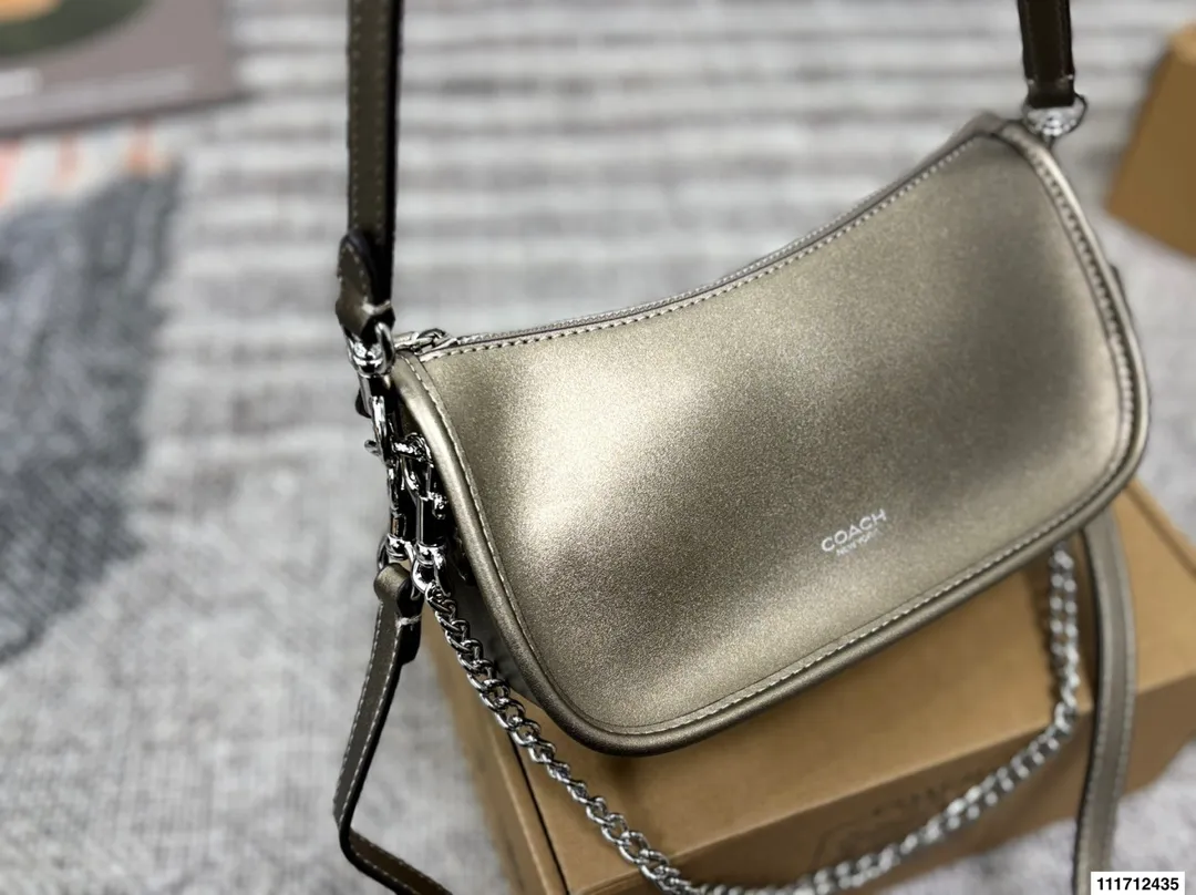 P165 配盒子COACH|蔻驰新品waverly bag24 蔻驰八月这款Waverly手袋适于日常使用的简约设计, 灵感源自品牌故乡纽约的随性精致格调。 采用具有精美纹理和柔软质感的天然粒面皮革制作,配有一个方便的搭扣袋以及一个可存放手机、钱包等随身物品的开放式内袋。 全面百搭的顶部手柄设计提供了三条可替换肩带,可通过皮革肩带或优雅链带实现斜挎和肩背哟。 尺寸23 12