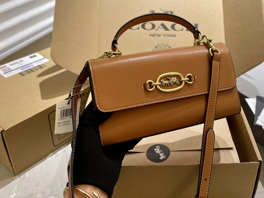 🐆p160 折叠礼盒 蔻驰COACH Harlow手提单肩包 方方正正的包型 优雅有气质 金属马车logo简约大气 容量也很可 手机 化妆品 钱包都可以装下 尺寸24.13