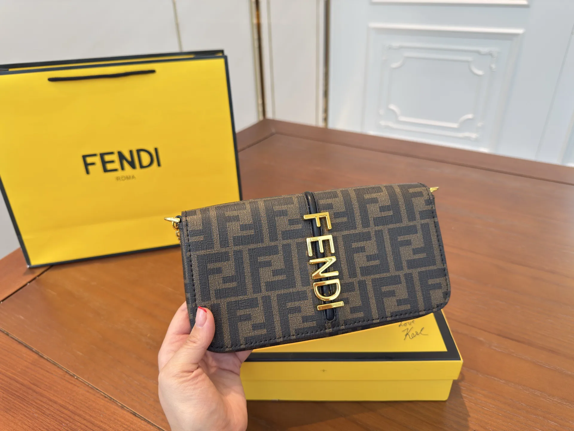 (配礼盒⚠️)p150 Fendi芬迪链条包 到手很惊艳的一款。兼具时髦和实用性 包身硬挺,装很多东西也不会像法棍- -样变形自带拉链,也没有丢东西的烦恼 小众款价位也很合适, 喜欢芬迪FENDI的姐妹不妨看看这款 尺寸:21 12