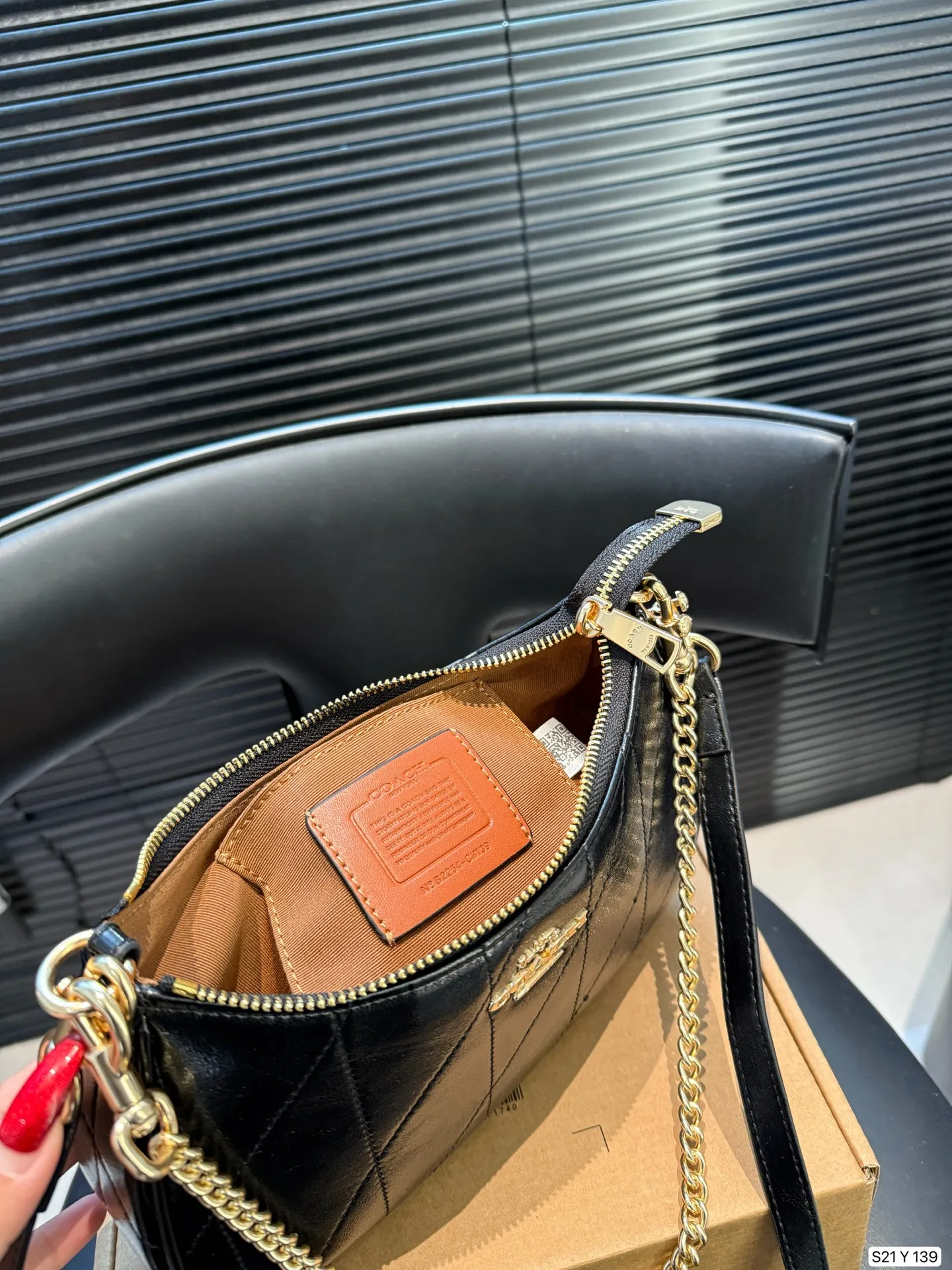 P155 配盒子 COACH/蔻驰腋下包 单肩包斜挎包手提包购物袋 容量非常可，很实用的一款尺寸24 13 货号Y139