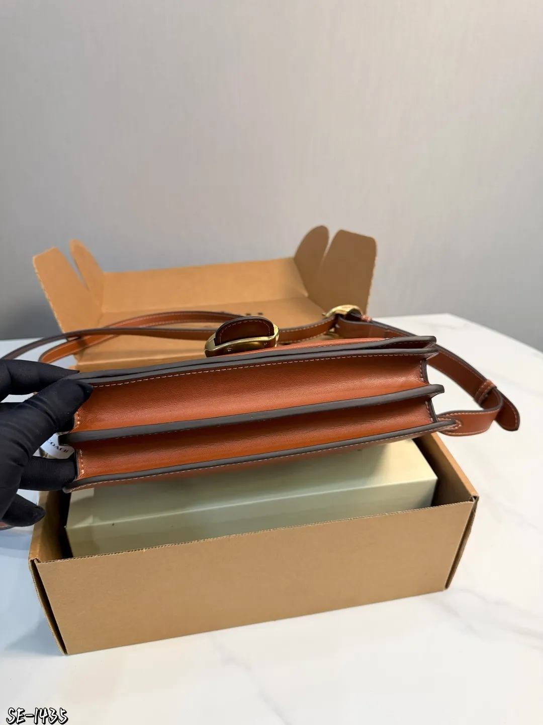 ❤️p195❤️ Coach Tabby 26酒神包 Coach Tabby 26酒神包,选用柔软颗粒牛皮,手感细腻耐用,焦糖棕色搭配复古金属C扣,简约又大气艹。26x15x7.5cm26x15x7.5cm,内部夹层+拉链小袋,收纳超方便!肩带可调节,腋下、单肩、斜挎都OK,通勤约会都能轻松驾驭~焦糖棕色百搭耐看,秋冬穿搭必备,复古优雅 气质满你可