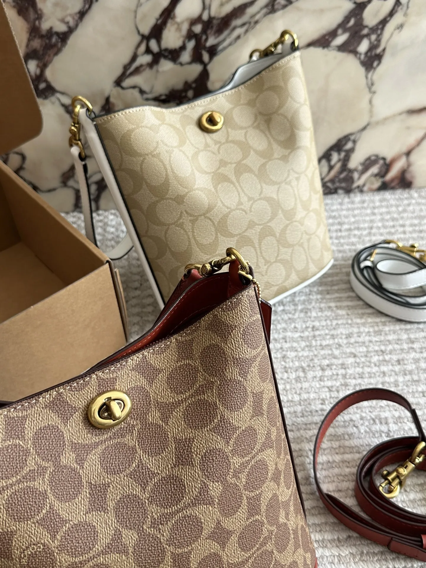 💰190 配盒 size:21 17cm C家 新款水桶包 蔻驰最新一季的 休闲随性的包型,立体饱满 腋下/斜挎都不成问题 通勤必备 搜索 coach 水桶