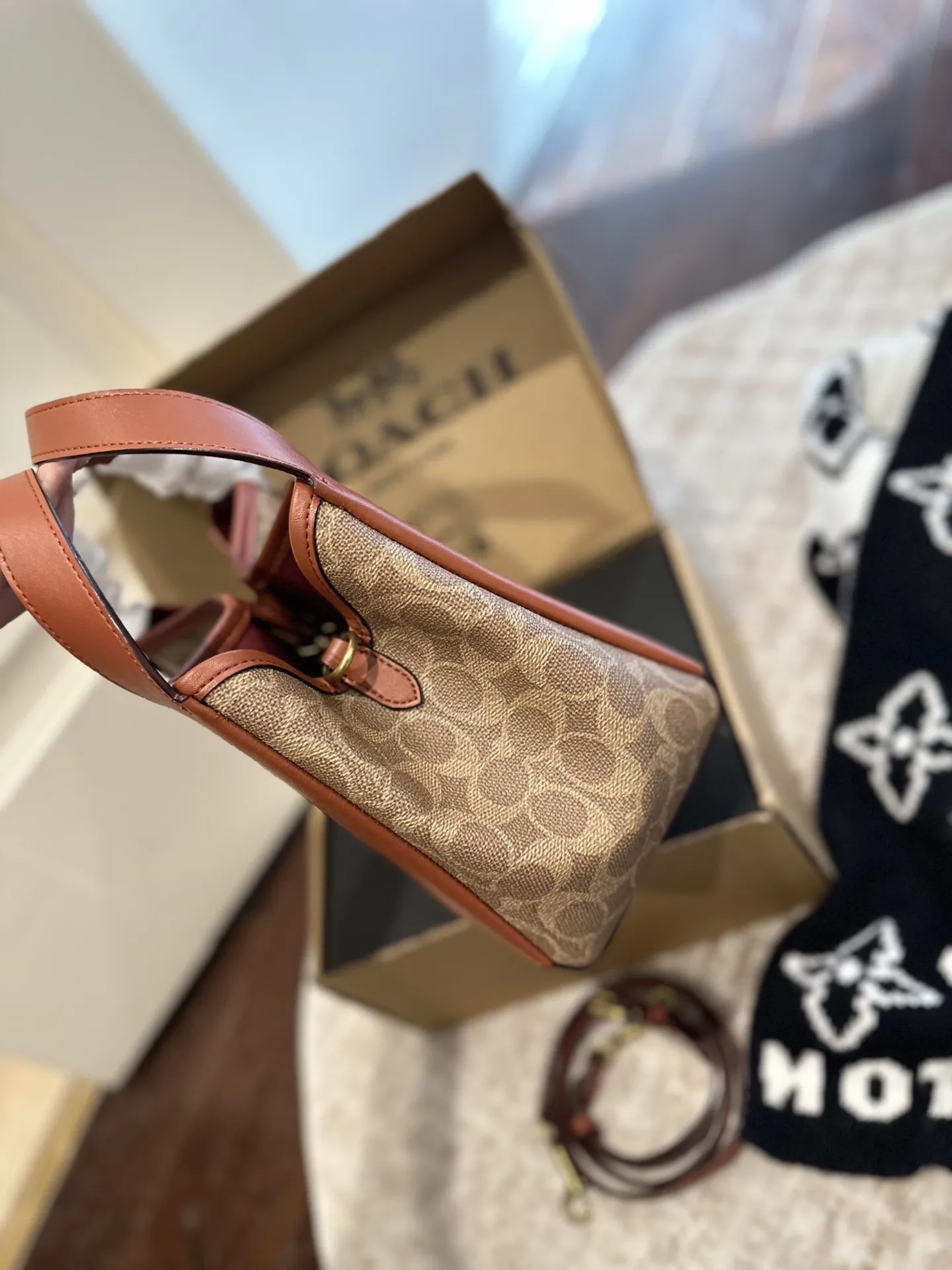 p185 礼盒包装 COACH新款NHadley美哭啦 COACH本月新款Hadley crossbody 可调节拼接肩带设计可腋下可斜挎 麂皮材质氛围感一整个电 真的不要太美 尺寸 23×25