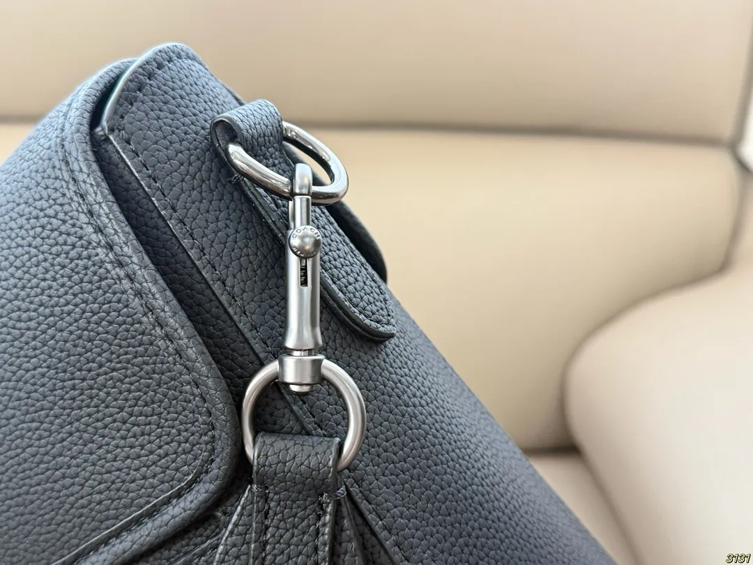 ¥315 COACH蔻驰新款系列公文包💕 超薄轻便小巧,男女皆可 可以放下13寸以下的电脑 肩带可拆卸 手提肩背都🉑 超级实用 出门办公也是酷Boy 尺寸39 27