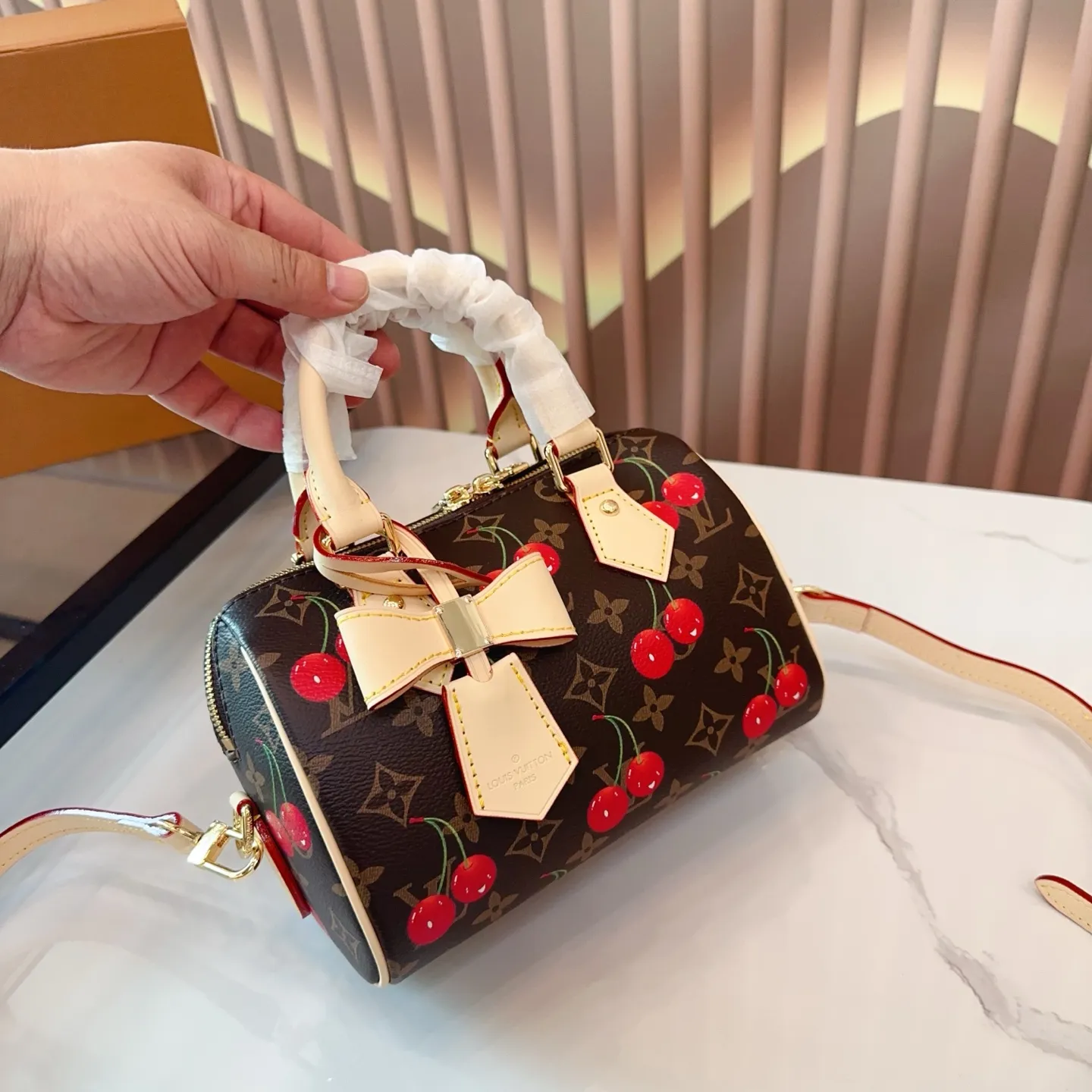 p135 配礼盒🎁. LV Speedy20枕头包 新款speedy20,宝藏尺寸,因为20的尺寸不大也不小,容量也特别 对于嫌弃speedy25太大,nano16cm 又太小的姐妹们,20的尺寸刚刚好哦。 Speedy 系列一直是专柜最热、 最难抢的款, speedy20除了尺寸改动外,最大的改变就是把以往的植鞣革肩带换成了比较宽一点的帆布刺绣logo肩带,而且是可调整肩带,肩带的款式挺现代的,给人的感觉就是非常的年轻活泼,配上这个包,整体的风格就很休闲。尺寸20*11*14cm bz