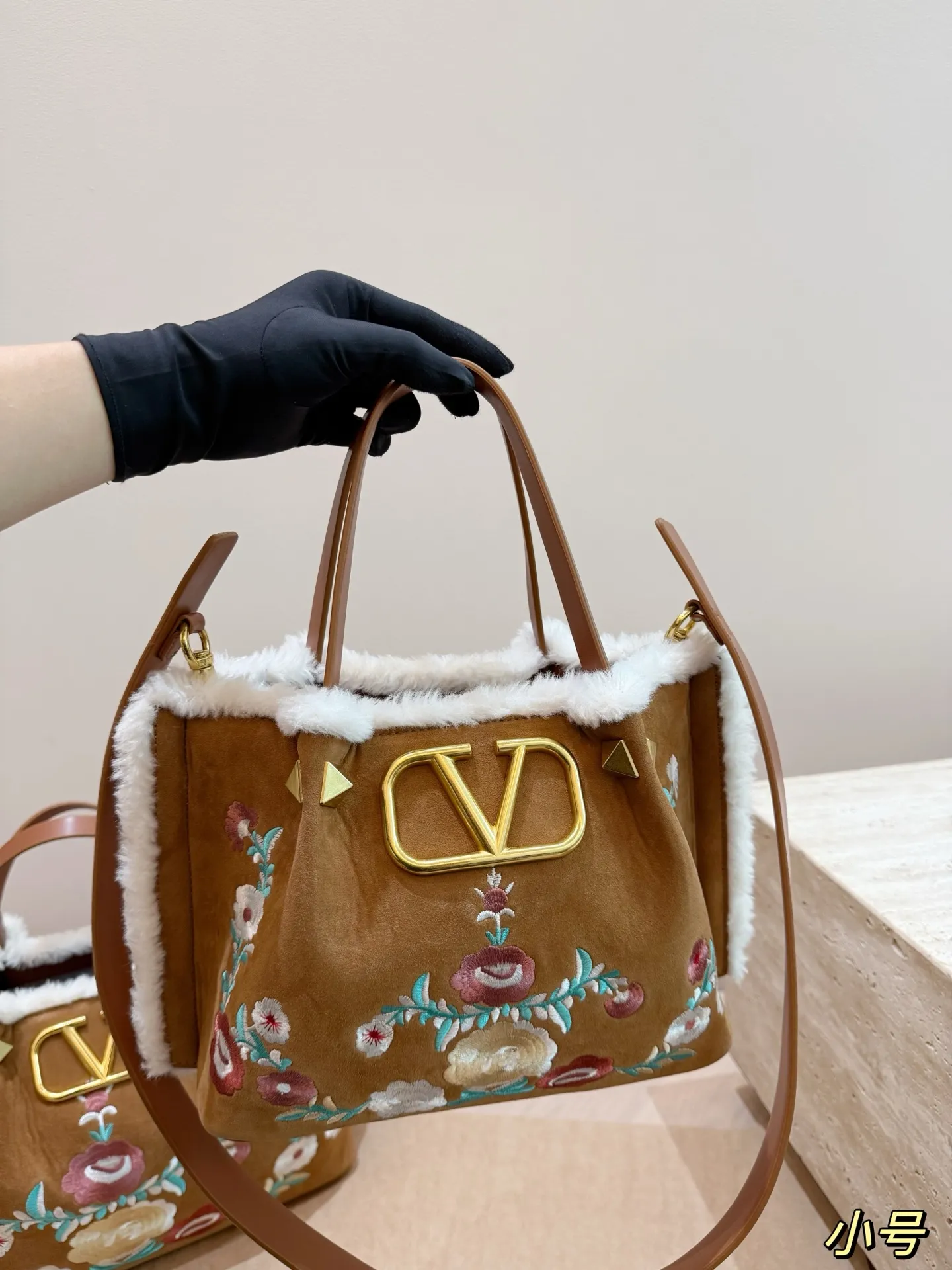 大号P240 无盒⚠️尺寸37*24 小号P235 无盒⚠️尺寸25*19 华伦天奴 Valentino麂皮羊羔毛托特包 魅力无限 释放你的时尚态度 外形独特,有很多可爱的颜色可选,简直是不可错过的时尚单品 不同于帆布包的柔软,背在身上主打一个肆意洒脱的感觉,超有质感,时尚达人超爱