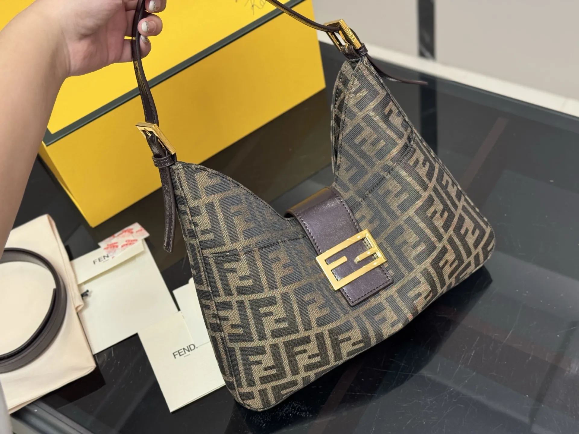 ¥170 配折叠盒 Fendi zucca 老花牛角包 芬迪牛角包真的好看又好背 万年经典 硬版布面 包身挺括 size :30.24cm