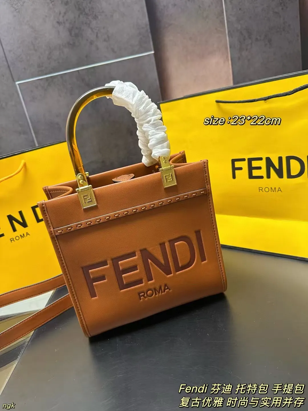 P160 配盒 Fendi 芬迪 托特包 手提包 好看又酷炫的芬迪包包，FENDI 托特包&ldquo;阳光手提袋&rdquo;高级感十足，小小的冲击感中又带有精致与质感，复古风，外观够简约，随便搭配一身，出门立马是焦点。实用与时尚并存，不管是出行游玩或是通勤工作都很适合，衣服牛仔或是简约衬衫以及休闲装都不在话下。 尺寸：23*22CM