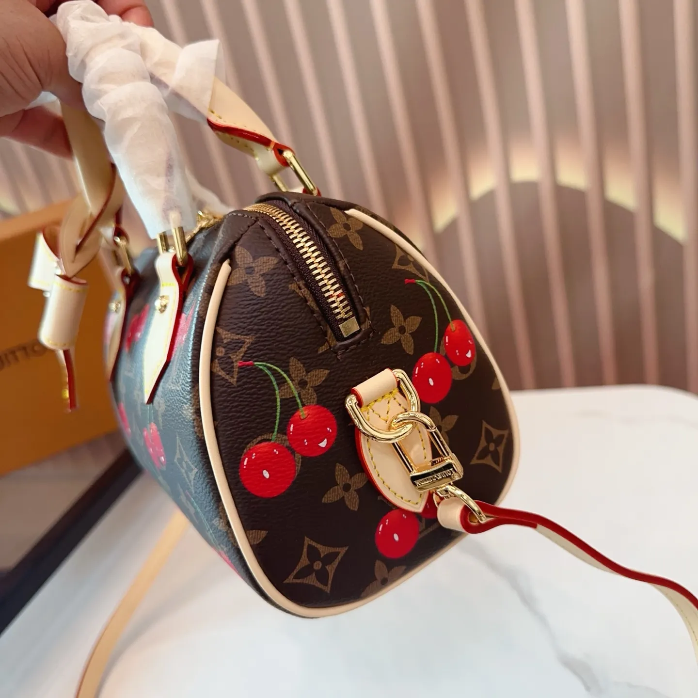 p135 配礼盒🎁. LV Speedy20枕头包 新款speedy20,宝藏尺寸,因为20的尺寸不大也不小,容量也特别 对于嫌弃speedy25太大,nano16cm 又太小的姐妹们,20的尺寸刚刚好哦。 Speedy 系列一直是专柜最热、 最难抢的款, speedy20除了尺寸改动外,最大的改变就是把以往的植鞣革肩带换成了比较宽一点的帆布刺绣logo肩带,而且是可调整肩带,肩带的款式挺现代的,给人的感觉就是非常的年轻活泼,配上这个包,整体的风格就很休闲。尺寸20*11*14cm bz