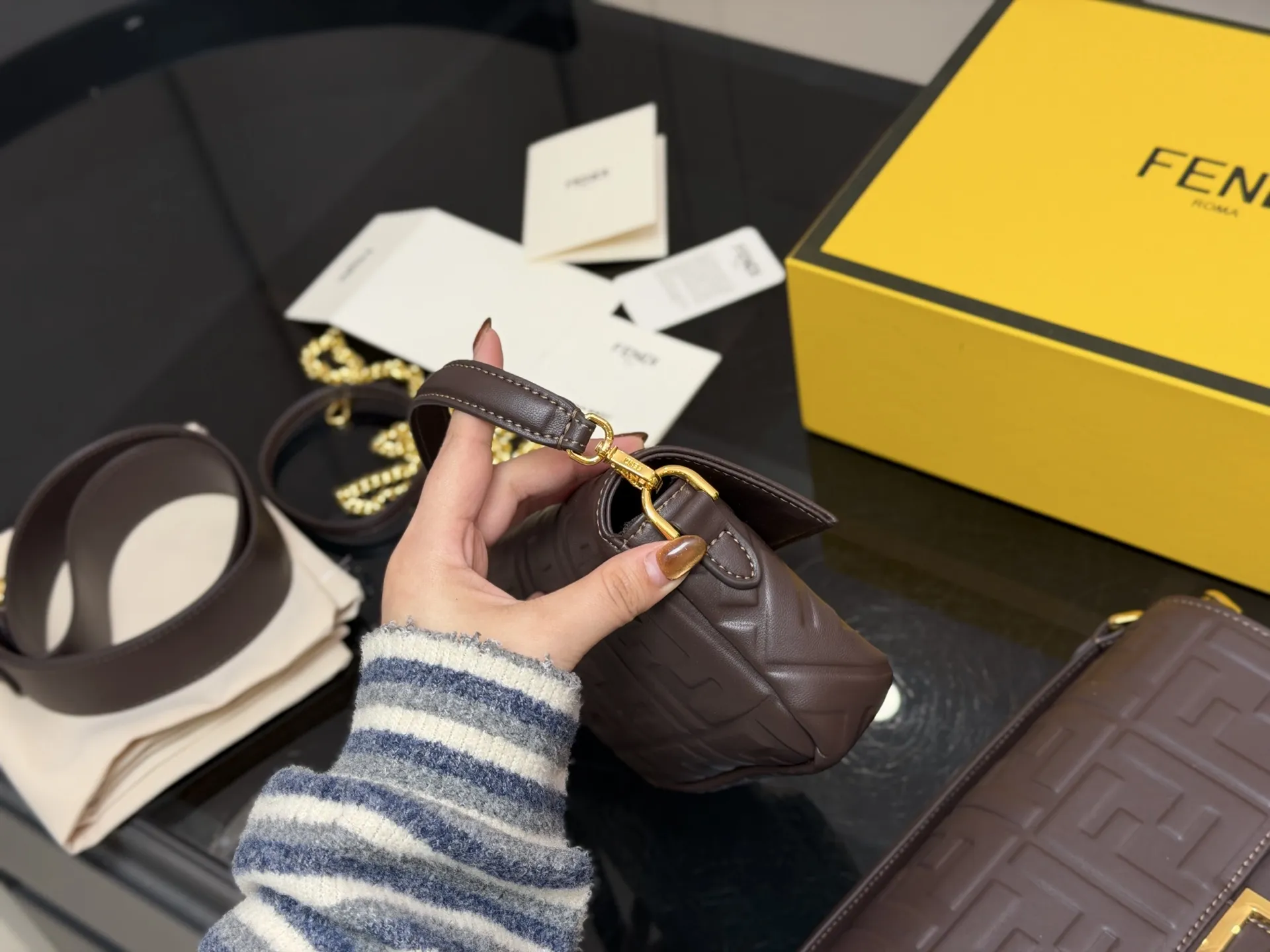 ¥190 ¥180 配折叠盒(升级版) size:25*15cm 18*10cm Fendi芬迪法棍包 (Baguette) 单肩、斜跨都不是问题, 有种慵慵懒懒的街头!! ⚠️牛皮品质