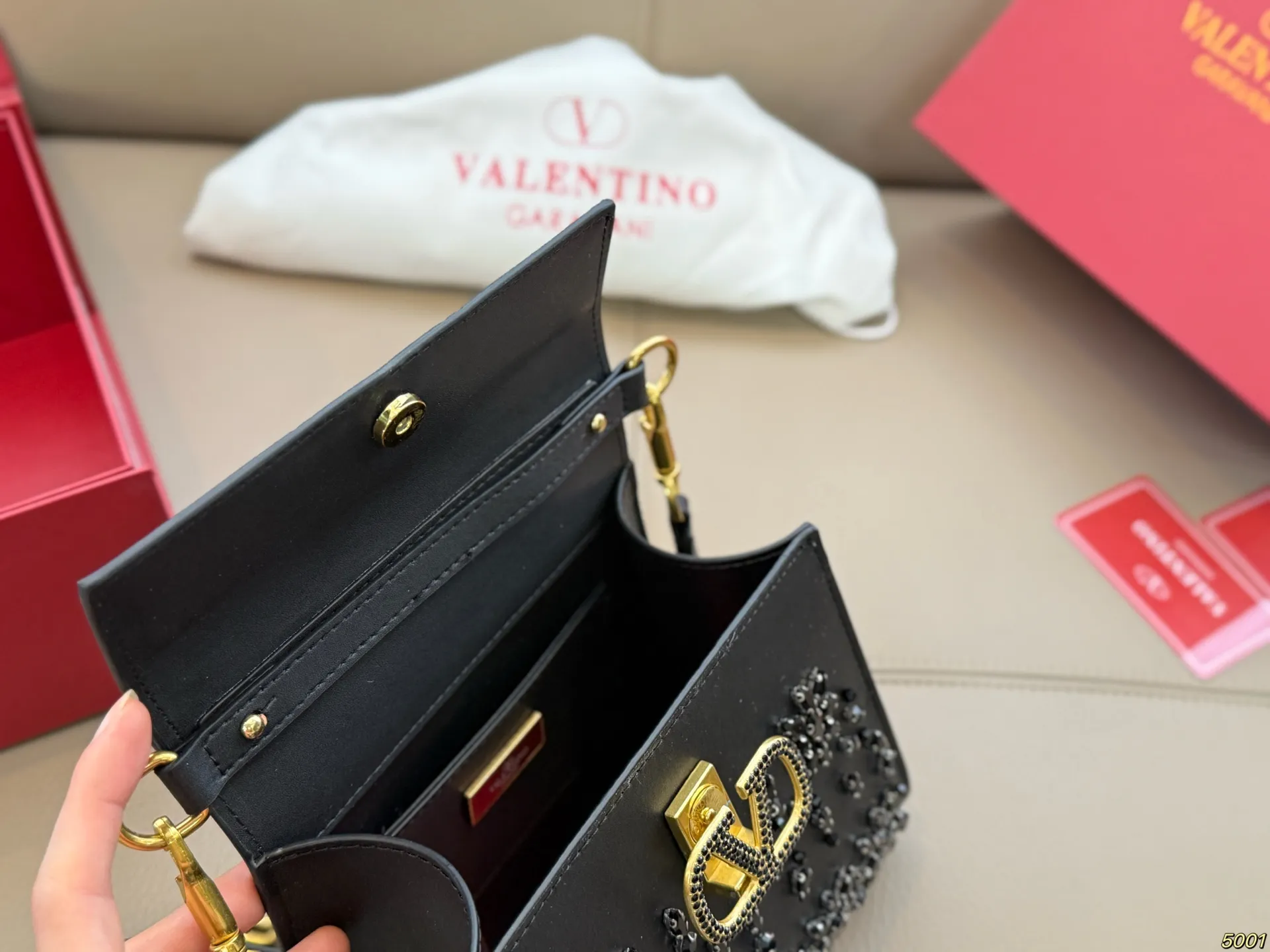 ¥230折叠盒 华伦天奴Valentino星钻版手提包 简约的包身廓形解锁时尚魅力 可盐可甜 让你成为整条街最靓的女孩 很百搭哦 yyds 尺寸:18 14