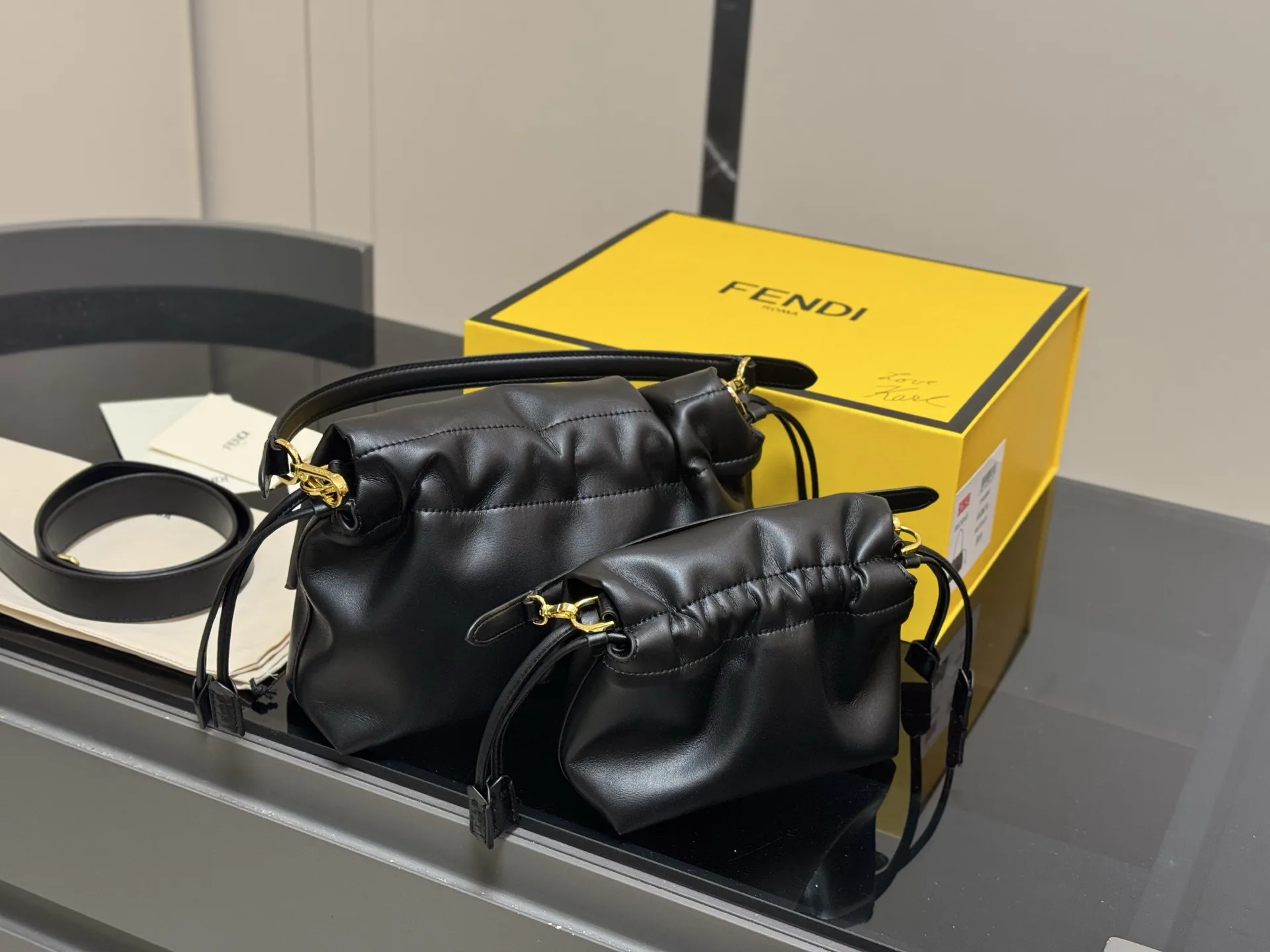 ¥190 ¥205 芬迪大胖是我今年要收入囊中的一款中古包 fendi老花百看不厌 金扣搭配 宝藏一-般的存在17cm 26cm配盒子