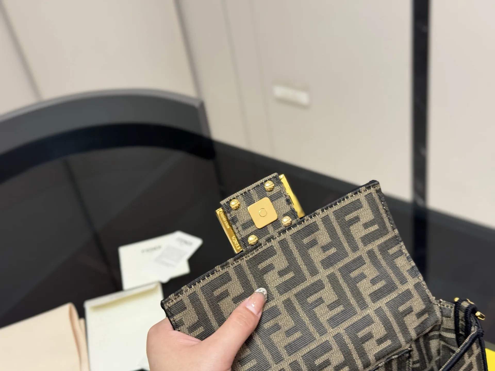 &yen;160 配折叠盒 size：20*12cm Fendi芬迪法棍包 （Baguette) 单肩、斜跨都不是问题， 有种慵慵懒懒的街头！！