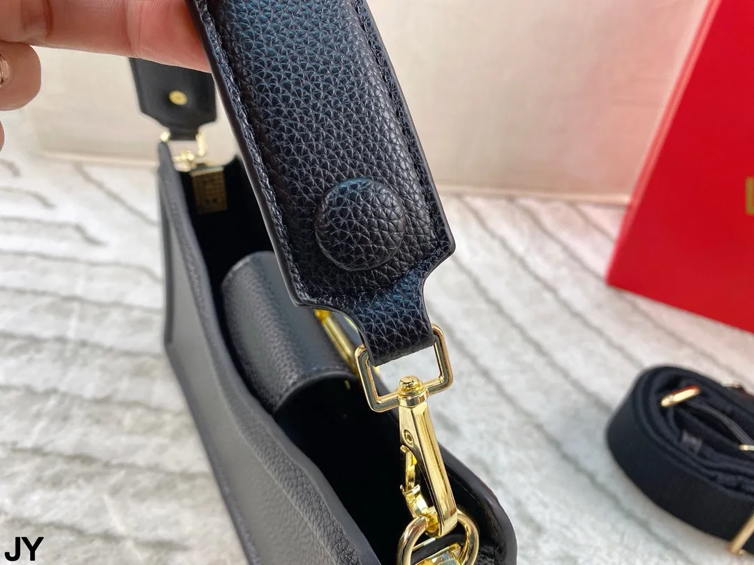 p150 折叠盒🎁 造型风格独特的斜挎包~华伦天奴 Valentino百搭经典精致的一只 真的超级无敌巨可爱 仙气满满 小姐姐日常必入款！尺寸：26*15