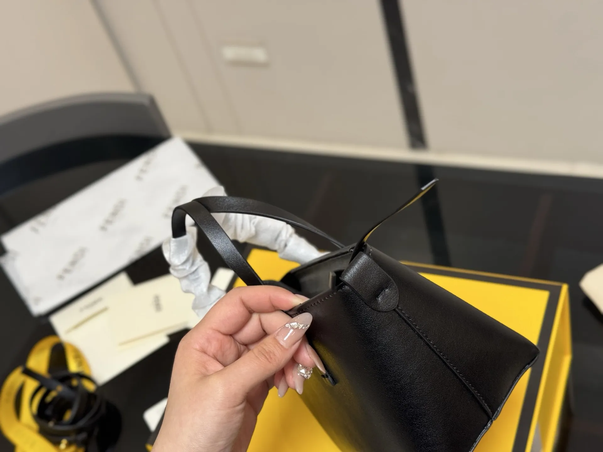 &yen;170 配折叠盒 芬迪 FENDI 怪兽菜篮子 简约大气风格 更加轻盈 可轻松驾驭各种风格 是每个酷酷女孩必入款 尺寸:16.13cm