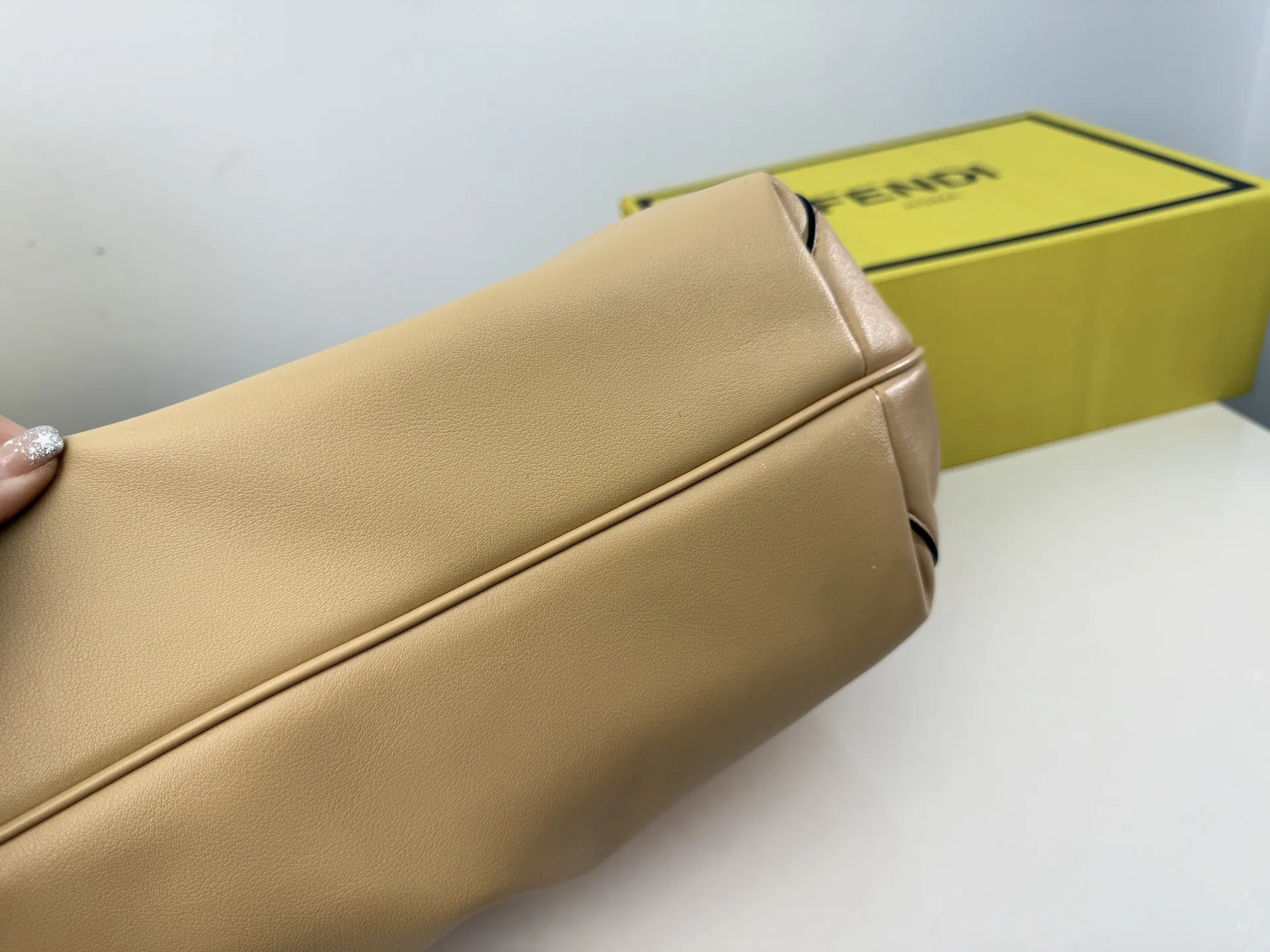 (折叠盒⚠️)p260/p240 芬迪新款包身隐藏的 “机关锁”开合像解密一样有趣,名字“SPY”(间谍)由此而来。 包口小口袋低调又充满心机感,像好朋友一样守护着你的秘密 ,更像是一双有智慧的眼睛带你“窥探”世界 可调节肩带:单肩、斜挎或手拎,适合不同场合。 size:33*27cm(大) size:21*21cm(小)