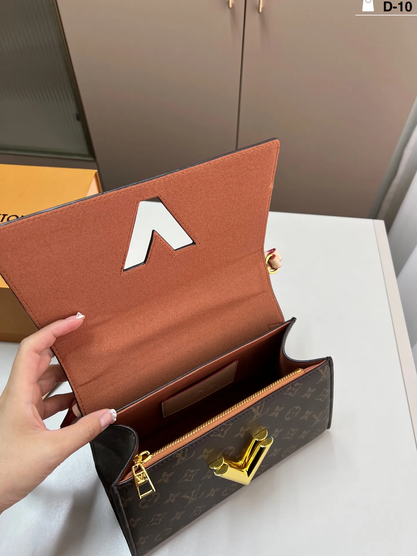 💰p150 lvTwist新款 旋转扣 气场强大实用又百搭 可以说是品牌中的经典 神仙颜值! 实物真的高级有质感 D-10尺寸25×14折叠盒