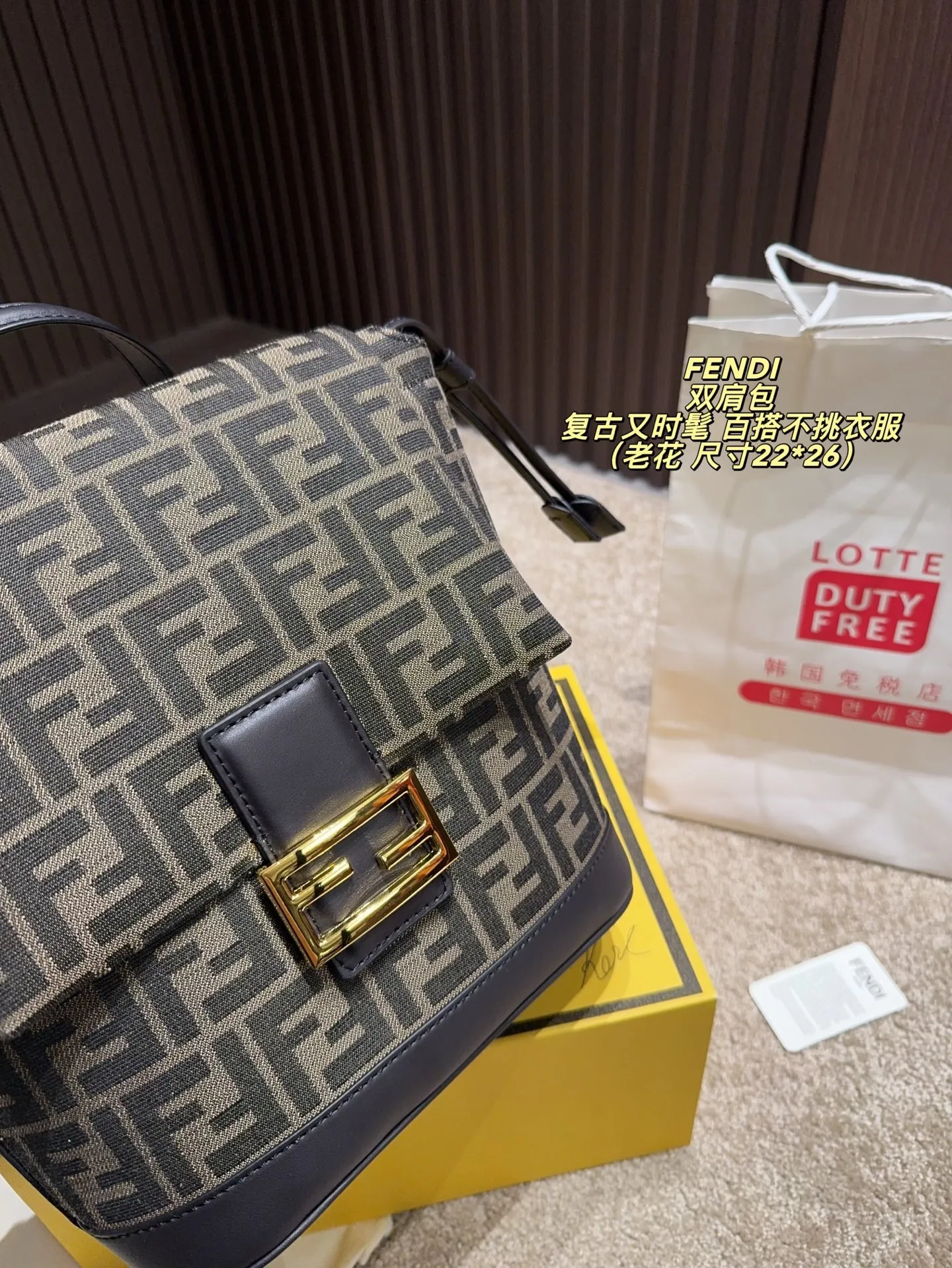 老花P195配折叠盒⚠️尺寸22*26 渐变蓝 灰牛仔P205配折叠盒⚠️尺寸22*26 Fendi 芬迪 双肩包 FF标志帆布+棕色皮革饰边,复古又时髦。抽绳翻盖+金属扣,安全又有辨识度。容量适中,通勤or短途旅行都OK!肩带可调节,背负舒适,百搭不挑衣服,休闲or正式都能轻松驾驭