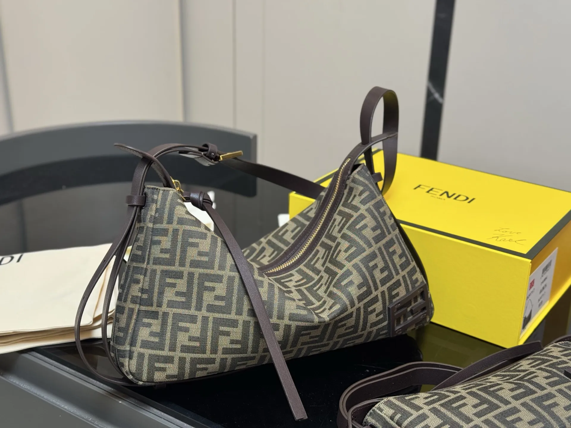 &yen;185 无盒 &yen;175 配盒 Fendi芬迪hobo ✅原单高品 优雅高级 百看不腻 偏爱它的时尚和洒脱 尺寸:33.19cm 22.12cm