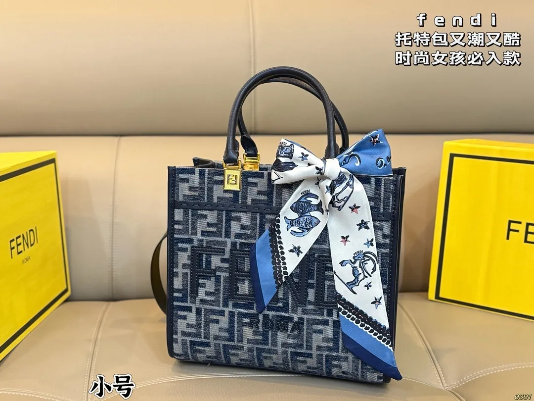 &yen;175/&yen;170，小号配折叠盒 芬迪 fendi托特包 颜值 容量都非常的可 又潮又酷 潮酷时尚女孩必入款 适合日常 通勤 出街 尺寸35 31/25 23