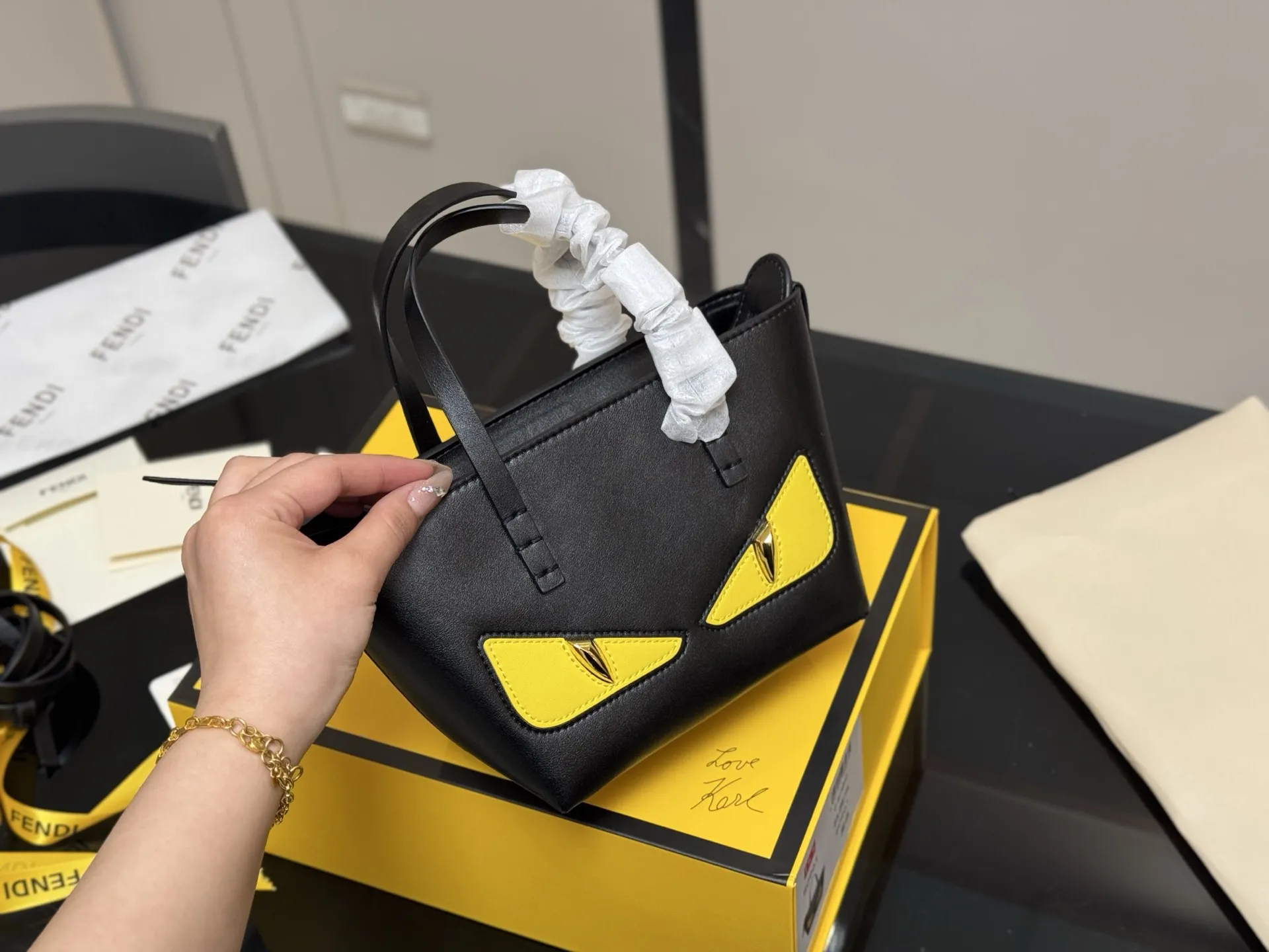 &yen;170 配折叠盒 芬迪 FENDI 怪兽菜篮子 简约大气风格 更加轻盈 可轻松驾驭各种风格 是每个酷酷女孩必入款 尺寸:16.13cm